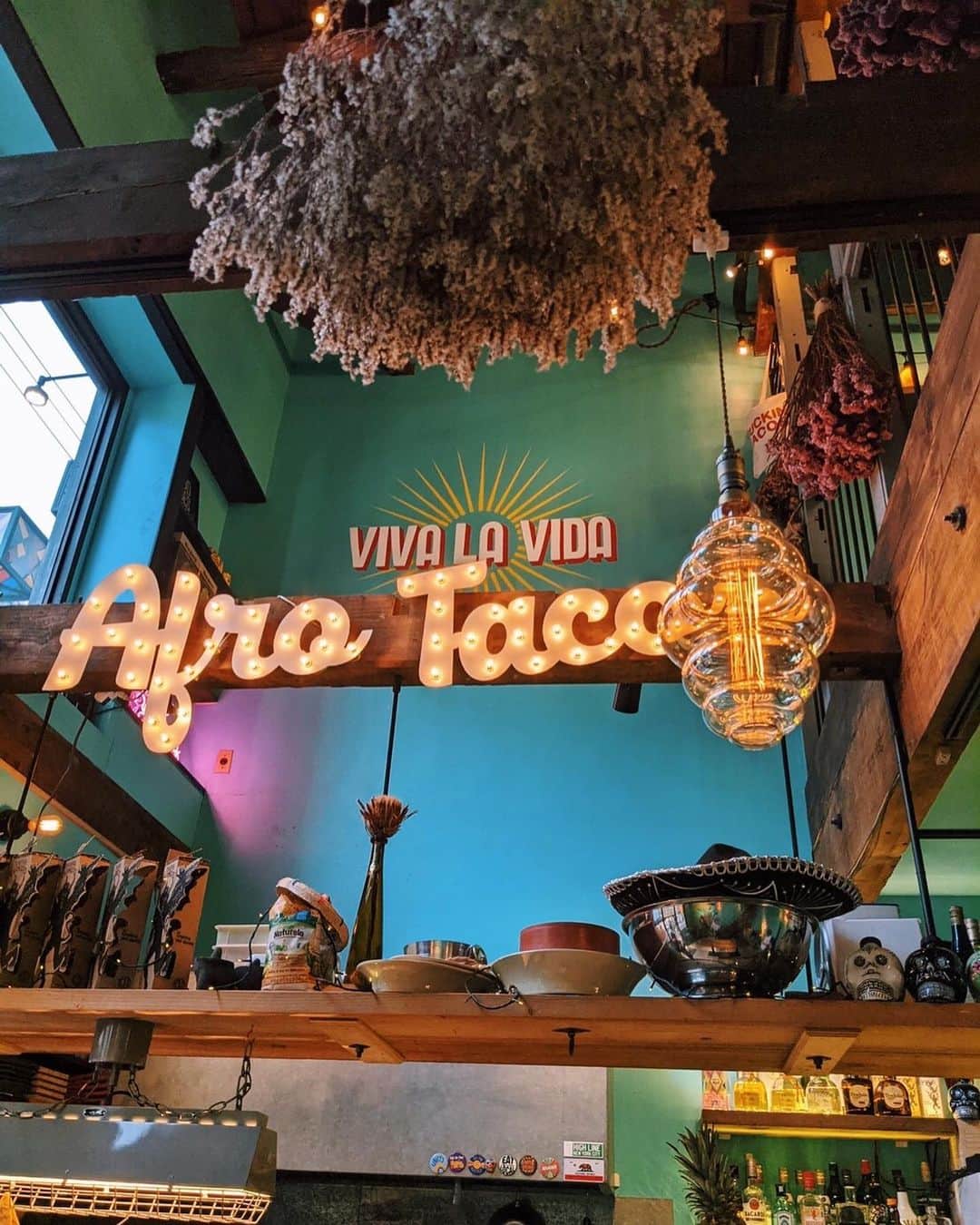 Rika Vanessaさんのインスタグラム写真 - (Rika VanessaInstagram)「🌮❤️🌮❤️🌮❤️ @afro_tacos  ・ 野毛にある友人のお店 "Afro Tacos"に 行ってきたよ❤️ 久しぶりー‼︎ ・ 大好きなお店🥰 ・ 料理もお酒も最高に美味しいし、 店内の雰囲気も好きなのー💕 ・ 写真見返すだけでも ヨダレもの🤣🤤🤤🤤 忘年会ででも行きたいなー！ ・ ・ 野毛は飲み屋さん街だから 居るだけで楽しいところ✊🏾 その中でもアフロタコスは お洒落で美味しいから 友人ともデートでも 最高な場所👏🏼❤️ ・ ・ 年末年始には タコスキットの販売🌮も あるんだよー‼︎ このキットがまたかなり 嬉しい内容だから ストーリーに載せるね😉 ・ お家でもお店の味が楽しめちゃう😚❤️ ・ @naruho81 また行くね🙋🏽‍♀️ ・ ・ #afrotacos #野毛　#横浜　 #アフロタコス　#タコス　 #タコスキット」12月9日 19時23分 - rikavanessa._