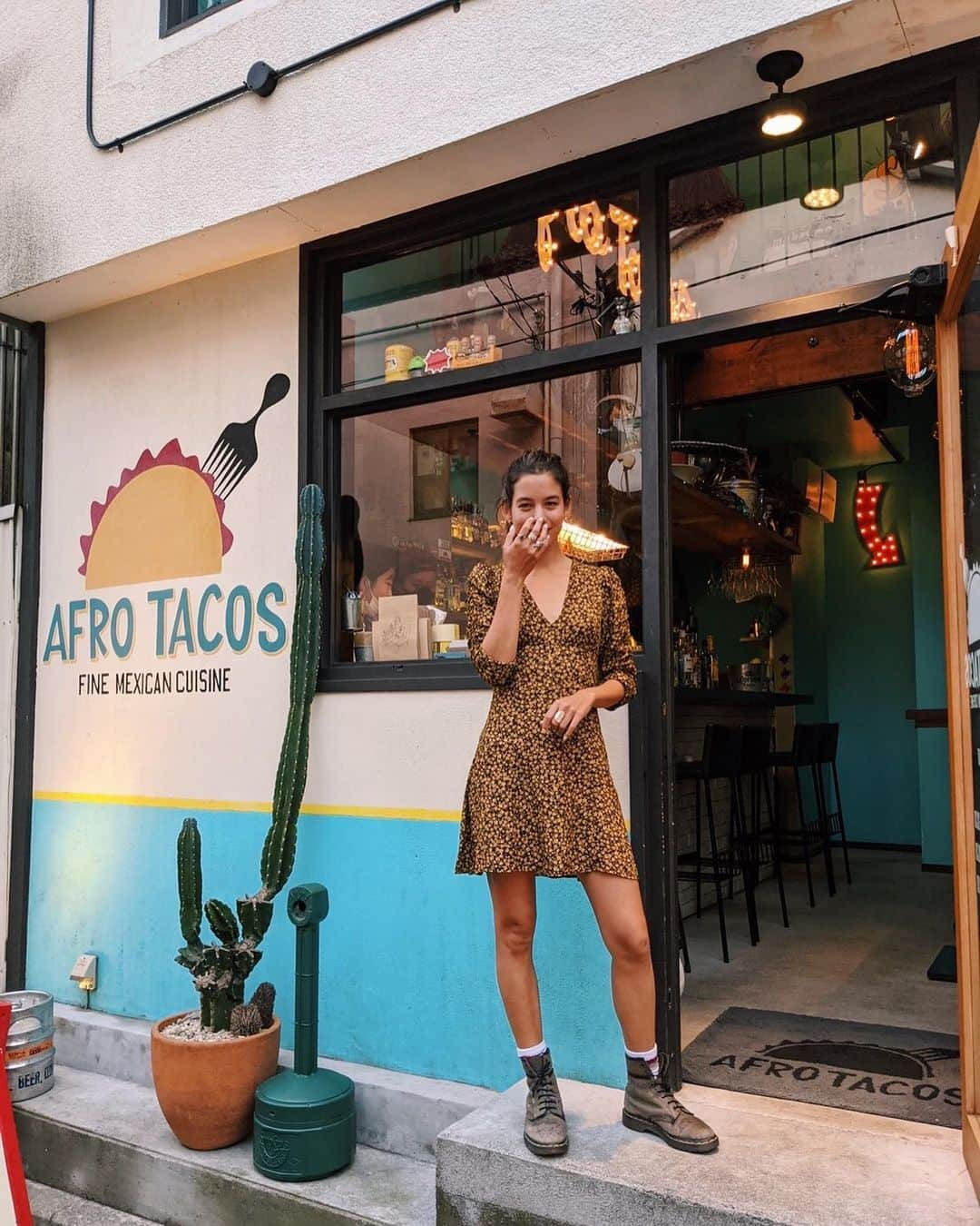 Rika Vanessaさんのインスタグラム写真 - (Rika VanessaInstagram)「🌮❤️🌮❤️🌮❤️ @afro_tacos  ・ 野毛にある友人のお店 "Afro Tacos"に 行ってきたよ❤️ 久しぶりー‼︎ ・ 大好きなお店🥰 ・ 料理もお酒も最高に美味しいし、 店内の雰囲気も好きなのー💕 ・ 写真見返すだけでも ヨダレもの🤣🤤🤤🤤 忘年会ででも行きたいなー！ ・ ・ 野毛は飲み屋さん街だから 居るだけで楽しいところ✊🏾 その中でもアフロタコスは お洒落で美味しいから 友人ともデートでも 最高な場所👏🏼❤️ ・ ・ 年末年始には タコスキットの販売🌮も あるんだよー‼︎ このキットがまたかなり 嬉しい内容だから ストーリーに載せるね😉 ・ お家でもお店の味が楽しめちゃう😚❤️ ・ @naruho81 また行くね🙋🏽‍♀️ ・ ・ #afrotacos #野毛　#横浜　 #アフロタコス　#タコス　 #タコスキット」12月9日 19時23分 - rikavanessa._