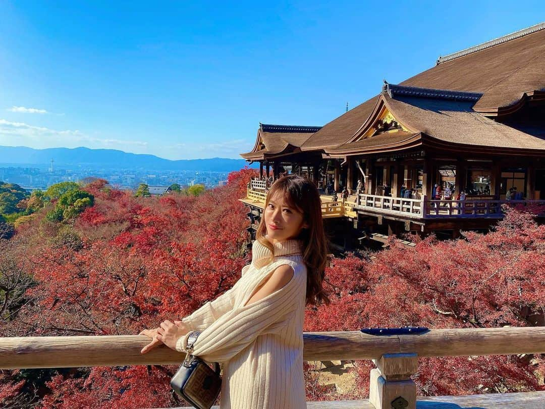 畑中香澄のインスタグラム：「Kiyomizudera. Autumn leaves in the daytime🍁 . 12/7 ギリギリ紅葉見れました☺️✨ . ライトアップも2カ所見に行けたからまたUPします🤍 . 京都に紅葉観に行ったの初めてだから感動しまくり🥰🥰 . 次は伏見稲荷に行きたい〜！！⛩ . . #京都紅葉 #京都観光 #旅するDJ  #旅行好き女子 #清水寺 #DJKASUMI」