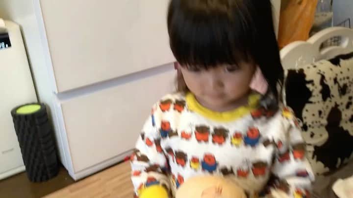 安田由紀奈のインスタグラム：「落ちたみかんを拾わせたいママと絶対拾いたくない娘との戦い。 全編はプロフィールにあるYouTubeリンクから♫  #2歳 #喧嘩 #子育て #女の子ママ」