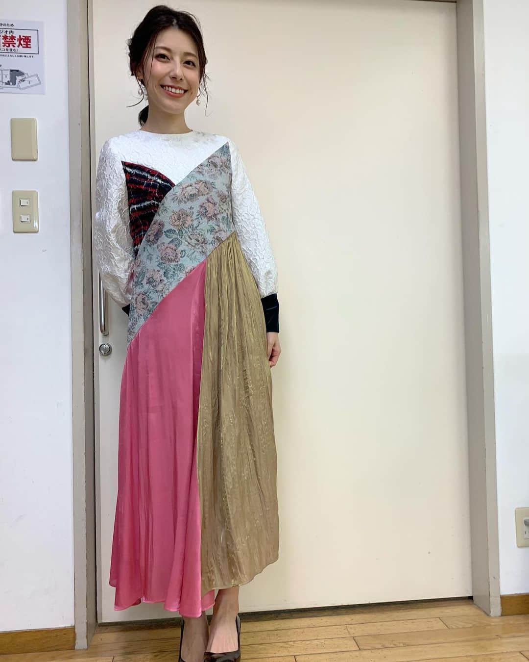 上村彩子さんのインスタグラム写真 - (上村彩子Instagram)「. BS TBS 『新しいテレビの時間』は スタジオが真っ白で、出演も私だけなので 華やかな服をスタイリストさんが 用意してくれます。 袖は緑のベロア素材で12月らしく…✨  そして今週の木金も、 NEWS23を担当です！ よろしくお願いします😊」12月9日 19時26分 - saekokamimura