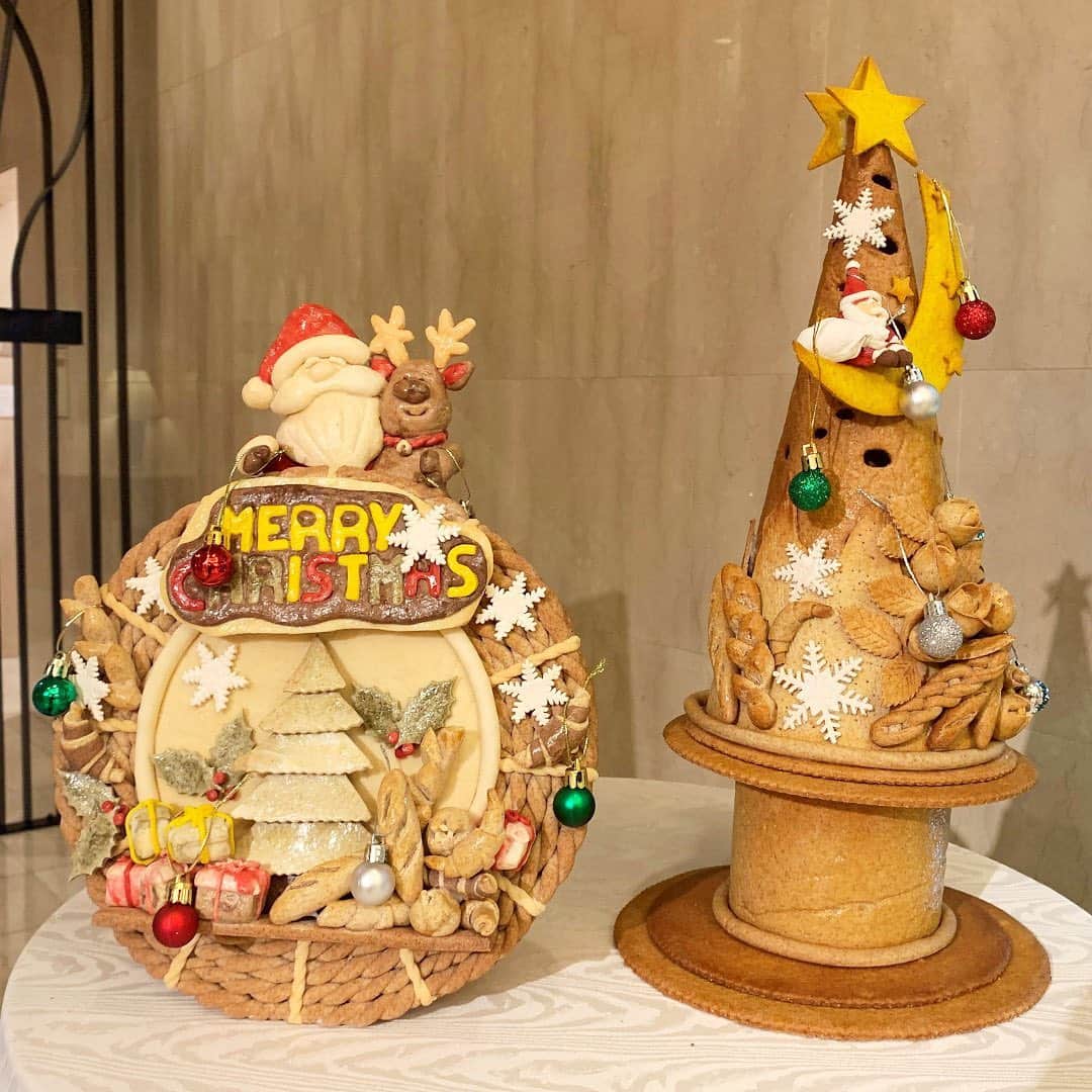 ロイヤルパークホテルさんのインスタグラム写真 - (ロイヤルパークホテルInstagram)「ベーカーシェフが丁寧に作り上げる飾りパン。期間限定でクリスマス仕様になりました！﻿ ニコニコのサンタクロースとトナカイや、プレゼント、雪の結晶など、クリスマスムード満点のリースとツリーをモチーフにした可愛らしい仕上がりです🎅🎄﻿ お近くにお越しの際は、ぜひお立ち寄りください♪﻿ ﻿  ﻿ #ロイヤルパークホテル #ロイヤルパーク #ロイヤルパークホテル東京 #ロイパ東京 #水天宮 #人形町 #日本橋 #粋な街の意気なおもてなし #大人女子 #東京スイーツ #スイーツ女子 #スイーツ好き #飾りパン #パン好き #パン活 #パン部 #東京パン #パン屋巡り #パンスタグラム #パン好きな人と繋がりたい #クリスマス限定﻿ #royalparkhotel #royalpark #royalparkhoteljp #royalparkhoteltokyo #ChicTokyoStay #nihonbashi #thepreferredlife #ipreferrewards #breadstagram」12月9日 19時27分 - royalparkhotel.tokyo