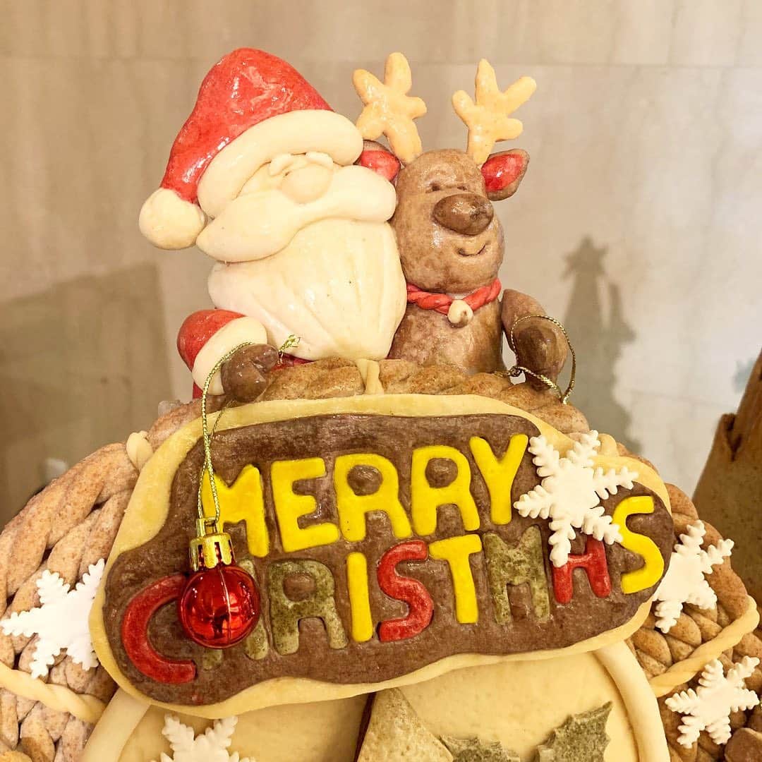 ロイヤルパークホテルさんのインスタグラム写真 - (ロイヤルパークホテルInstagram)「ベーカーシェフが丁寧に作り上げる飾りパン。期間限定でクリスマス仕様になりました！﻿ ニコニコのサンタクロースとトナカイや、プレゼント、雪の結晶など、クリスマスムード満点のリースとツリーをモチーフにした可愛らしい仕上がりです🎅🎄﻿ お近くにお越しの際は、ぜひお立ち寄りください♪﻿ ﻿  ﻿ #ロイヤルパークホテル #ロイヤルパーク #ロイヤルパークホテル東京 #ロイパ東京 #水天宮 #人形町 #日本橋 #粋な街の意気なおもてなし #大人女子 #東京スイーツ #スイーツ女子 #スイーツ好き #飾りパン #パン好き #パン活 #パン部 #東京パン #パン屋巡り #パンスタグラム #パン好きな人と繋がりたい #クリスマス限定﻿ #royalparkhotel #royalpark #royalparkhoteljp #royalparkhoteltokyo #ChicTokyoStay #nihonbashi #thepreferredlife #ipreferrewards #breadstagram」12月9日 19時27分 - royalparkhotel.tokyo