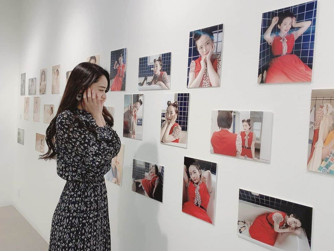 中野佑美さんのインスタグラム写真 - (中野佑美Instagram)「🍒🍒🍒  in HIROSHIGE  GALLERY  写真展2日目〜！ 来て下さった方ありがとうございました！  2日目にしてパネルがどんどん変わっててとても楽しい🎄  明日もお昼過ぎからクローズまで居るので是非遊びにきてね！  #写真展」12月9日 19時28分 - nakan084