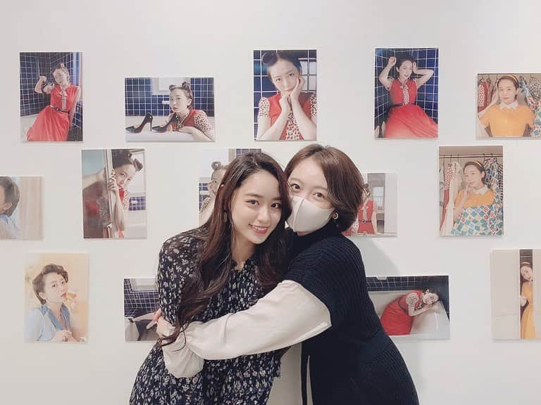 中野佑美のインスタグラム：「🍒🍒🍒  in HIROSHIGE  GALLERY  写真展2日目〜！ 来て下さった方ありがとうございました！  2日目にしてパネルがどんどん変わっててとても楽しい🎄  明日もお昼過ぎからクローズまで居るので是非遊びにきてね！  #写真展」