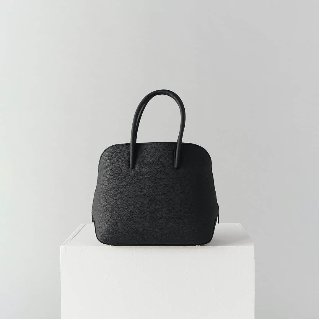 エポイさんのインスタグラム写真 - (エポイInstagram)「．  【Rits  2way boston bag】 ． ． この冬、上質なドイツシュリンク素材リツシリーズから、2wayボストンバッグが登場！カラーは5色展開。直営店、オンラインストア、POPUPSTOREにて続々と入荷してます✨ ． ．  #Epoi #20aw #new #autumn #winter #black #epoicolors #madeinjapan #fashion #omotesando #ginza #japan #leather #bag #wallet #Rits #shoulderbag #bag #2waybag #エポイ #日本製 #革 #リツ #ボストンバッグ」12月9日 19時38分 - epoi_official