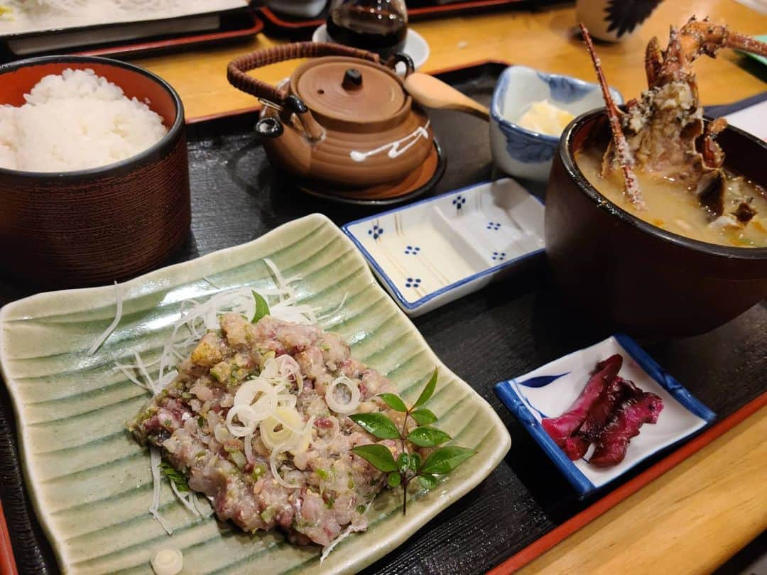 松本康太さんのインスタグラム写真 - (松本康太Instagram)「『アジのなめろう定食』千葉県館山にある「とまや食堂」というお店(^o^)/  本場のなめろうはお酢に着けて食べるらしいのです！これは旨い！もともとお味噌で味付けしてあるのでもちろん合うのです♪ 最後の一口はお茶漬けにして〆るのです！  #なめろう定食 #なめろう #アジのなめろう #鯵 #お酢 #館山 #館山グルメ #とまや食堂 #レギュラー松本 #あるある探険隊」12月9日 19時38分 - aruarutankentai.matsumoto