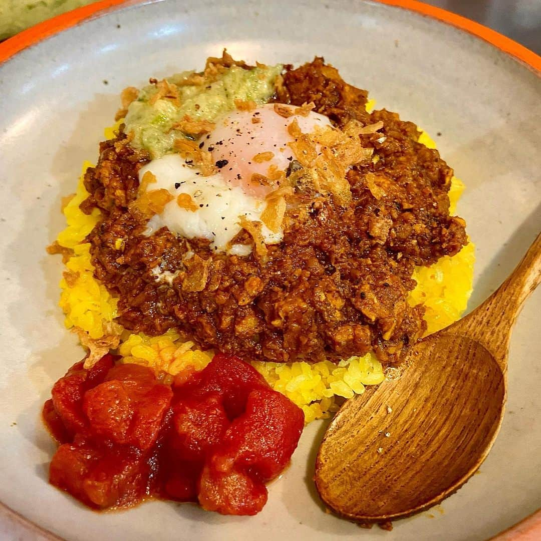 小鳥遊しほさんのインスタグラム写真 - (小鳥遊しほInstagram)「明日はケニックで激辛カレー作ってます食べに来てね🌶この写真の謎のノリはなんですかね？よく分かりませんが楽しい毎日です🌶🌶🌶  12月の小鳥遊スペシャルは「激辛」です！！ 全メニュー無料で辛さアップします！ (ケニックキーマは元々辛さはないのです)  激辛だいすき一味マニアな小鳥遊が色々試しに試した結果出会った韓国産の秘密の激辛粉使用で、LEVEL1(ピリ辛)〜LEVEL5(超激辛)まで対応してます。  ちなみに言ってくれればいくらでも辛くもします。笑 挑戦者求ム❤️  ■11:30〜16:00(L.O.15:30) ■渋谷センター街交番前あたり ■詳しくは👉 @kenickcurry   #小鳥飯 #ケニックカレー #カレー #カレーライス #渋谷グルメ #kenickcurry #curry #スパイスカレー #激辛」12月9日 19時39分 - shihotakanashi