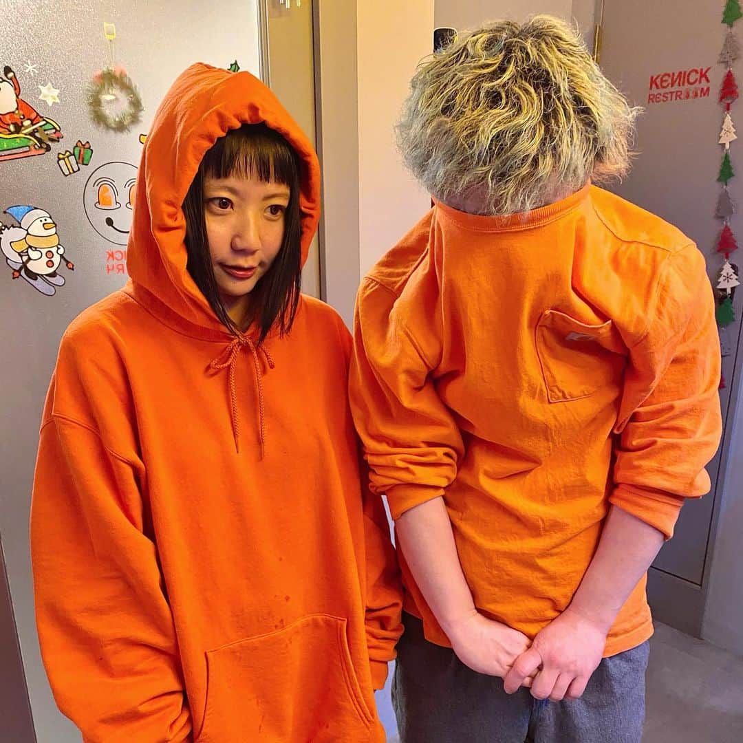 小鳥遊しほのインスタグラム：「明日はケニックで激辛カレー作ってます食べに来てね🌶この写真の謎のノリはなんですかね？よく分かりませんが楽しい毎日です🌶🌶🌶  12月の小鳥遊スペシャルは「激辛」です！！ 全メニュー無料で辛さアップします！ (ケニックキーマは元々辛さはないのです)  激辛だいすき一味マニアな小鳥遊が色々試しに試した結果出会った韓国産の秘密の激辛粉使用で、LEVEL1(ピリ辛)〜LEVEL5(超激辛)まで対応してます。  ちなみに言ってくれればいくらでも辛くもします。笑 挑戦者求ム❤️  ■11:30〜16:00(L.O.15:30) ■渋谷センター街交番前あたり ■詳しくは👉 @kenickcurry   #小鳥飯 #ケニックカレー #カレー #カレーライス #渋谷グルメ #kenickcurry #curry #スパイスカレー #激辛」