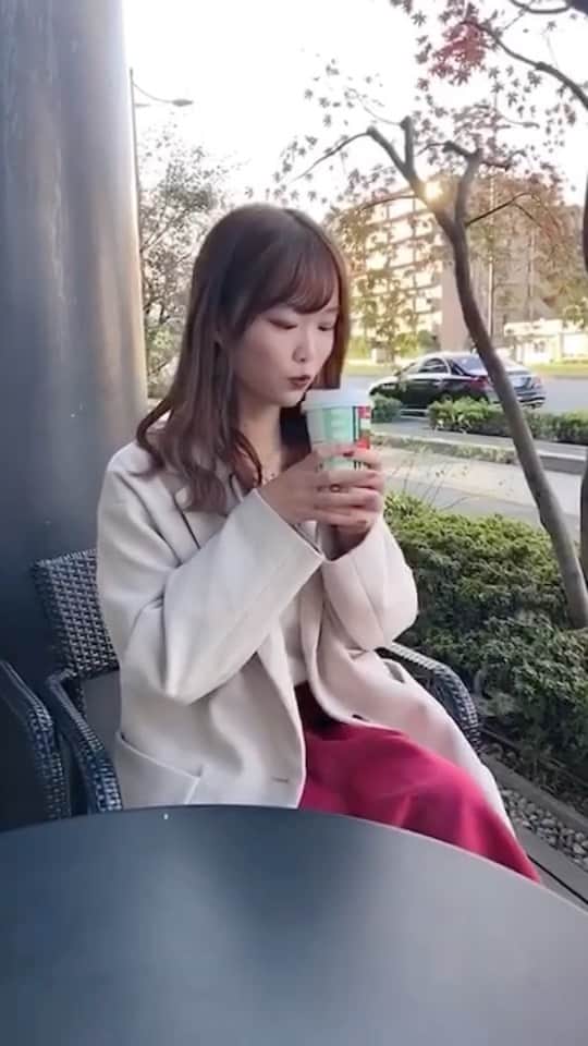 齋藤佳穂のインスタグラム：「寒くてブルブルふるえながら、あたたかくてあま〜いのを飲むのが大好き💕 スタバでデート風のリールをつくってみました！   #スタバ新作」