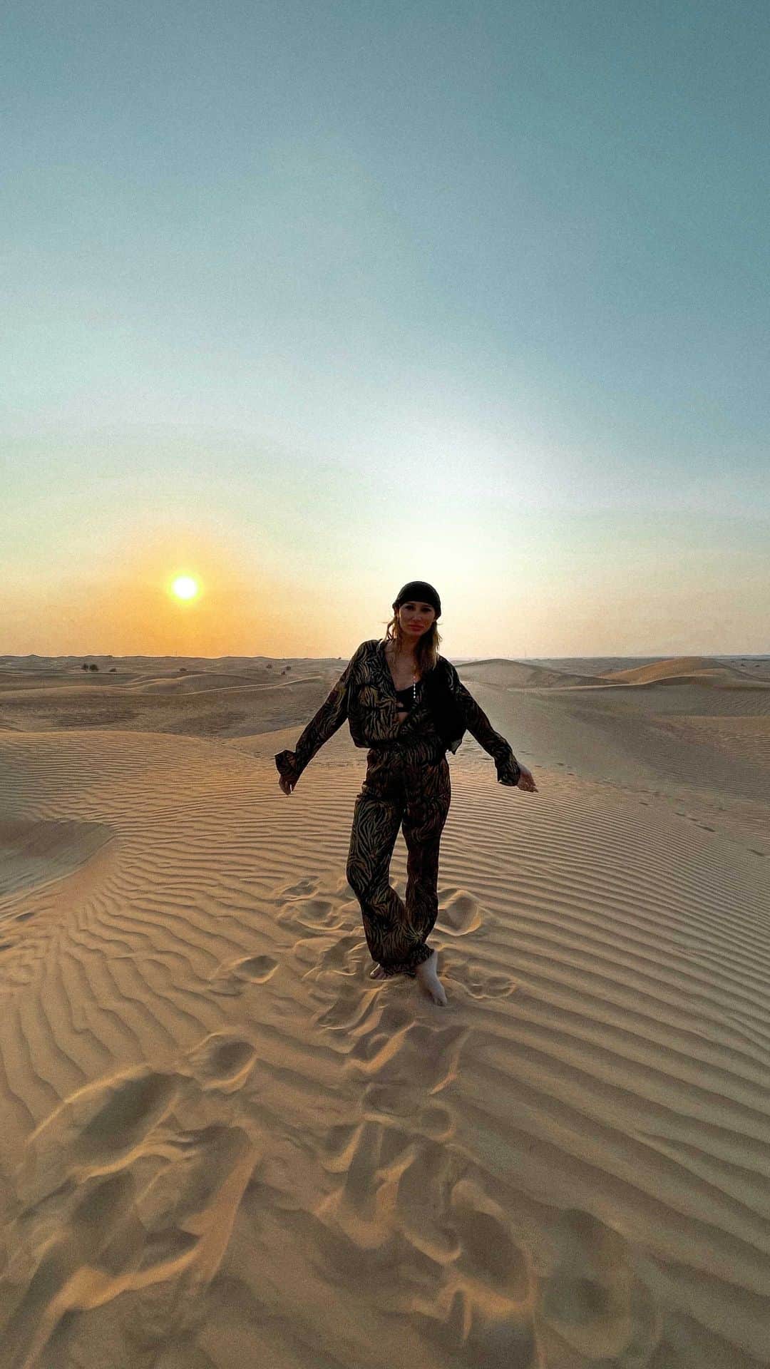 ルー・ティーズデールのインスタグラム：「Nowhere to hide girls... 😛🐪 (Thanks for our perfect day @platinumheritage ) #platinumheritagesafari #desertsafari」