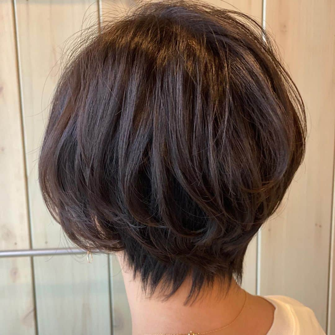 神林匠さんのインスタグラム写真 - (神林匠Instagram)「ふわっと柔らかい髪！  さっと乾かしてヘアスタイルを決めたい！  ツヤツヤな髪でずっといたい！  どんなに時間がなくてもオシャレはしたい！  なぜ最強なのか？  ボブは最強のヘアスタイルです♪   1️⃣ おしゃれに見えます！   2️⃣ 可愛く見えます！   3️⃣ 再現性が高い！  4️⃣ 髪がつやつやに見える！  5️⃣ 年代なんて関係ない！  おしゃれ上級者にはもちろん   おしゃれを今から楽しみたい！   って方にも簡単に扱える   ヘアアレンジ、ヘアスタイリングも難しくなく、   どんなメイクにも似合いますし、   どんな人をもかわいく、   おしゃれに魅せる、   再現性も手間もいらずの最強のヘアスタイルです。   ファッションとのバランスや相性も最強です。  オシャレなボブ  その人だけにしか似合わないボブを  創ります♪  【美容師として18年目】  10000人以上のお客様を見てきました。  親身なカウンセリングを重ね、その人にだけに似合う、その人だけにしかないヘアスタイルを創ることが得意です。  Question 1  今通っている美容室に満足してますか？ ✅雑誌の切り抜きを持っていっても理想の髪型にならない ✅スタイリストが話を最後まで聞いてくれない ✅毎回、途中でスタイリストが変わるので、何度も同じ説明をしなければならない  Question 2 ✅乾燥やフケに悩むお客様の頭皮を改善し、潤いのあるツヤ髪に ✅すぐに色が落ちてしまうカラーリングを、2倍長持ちさせる ✅しっかりとお客様のお話を聞き、カウンセリングをして、想い描いていた髪型を完成させる  Answer 髪庵ゆかしの1番の魅力は  【しっかりとしたカウンセリング】です！  同じ番号の色を使用していても、髪のダメージ具合や髪質などで、入る色が変わってきてしまいます。 カットやカラーなど、あらゆる施術は お客様の頭の形や頭皮、髪質をしっかりチェックさせて頂いてから行います。 しっかりとお客様の悩みを聞き 最初から専属スタイリストとしてカウンセリングをし施術します！  いいね！コメントでもお悩みお応えします♪  コメント是非お待ちしてます😌  【ご予約方法はこちら】  〈web予約の場合〉  プロフィールのURLから24時間、好きな時にweb予約出来ます。  〈電話予約の場合〉  プロフィール欄の" 問い合わせ" ボタンを押して頂くか ☎︎03-5426-8978までお願いします！  髪庵ゆかし  154-0015 東京都世田谷区桜新町1-11-4 フジヤビル2F  tel 0354268978 完全予約制 営業時間 10時00分〜20時00分 定休日　月曜日 田園都市線桜新町駅徒歩2分 桜新町駅の西口を出て頂き、ファミリーマートの前の横断歩道を渡って下さい。 KALDI coffee farm（カルディコーヒーファーム）を左手に位直進していくと、ガラス張りのパン屋さん(フジヤ本店)がありますので、そちら2階になります。 注意:ペコちゃんのキャラクターの不二家さんとは別ですので、お気をつけ下さいませ。 ビルは淡い黄色の建物です。 ヘアスタイルで運命を変える。  @takumi_kanbayashi  #髪庵ゆかし #桜新町 #サザエさんの町 #サロン  #神林匠 #ヘアスタイル  #美容室 #最強のトリートメント  #髪型　#ミニボブ　#ショートボブ #ヘアスタイルで運命を変える  #最強のヘアスタイル  #なりたい自分 #叶えるために #上品 #アラサー #アラフォー #アラフィフ #大人ヘアスタイル  #ママに優しい  #トリートメント専門 #美髪部 #ショート #ボブ　#桜新町美容室　#三軒茶屋　#駒沢　#用賀」12月9日 19時35分 - takumi_kanbayashi