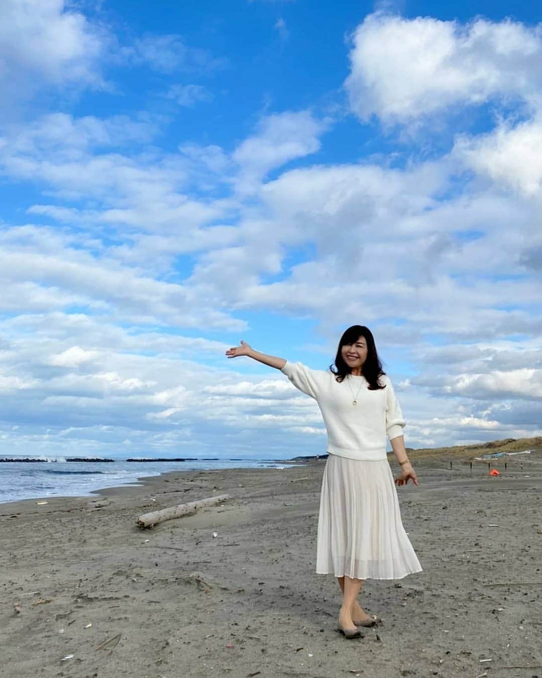 石塚かおりさんのインスタグラム写真 - (石塚かおりInstagram)「#小春日和#新潟#青山海岸  青空にひかれて、海まで、とある写真撮影に。  カメラマンは、ゆうわく伝説ディレクター。 SAKE DlNNER聞酒のディレクター君といい、ゆうわく伝説のADちゃんといい、なんか、みんな良い写真撮ってくれる。  これは腕より愛ですな！  #日本海#冬#青空 #佐渡 も近くに感じられ #海大好き#写真好き #新潟愛 全開  #BSNラジオ#ゆうわく伝説 金曜日#わくわく チームゆうわく 今週の#wewannarock #ジョージハリスン  今日は#ジョン・レノン#命日 #Love&Peace #ビートルズ forever  明日木曜日は#SAKEDINNER聞酒  今から#イケメン四銃士 #工藤淳之介#アナウンサー からおすそわけしてもらった #麦島侑 レッドの#イケパン いただきます。 遅ればせながら#鬼滅マスク いただいたのをきっかけに #鬼滅の刃 観ようかなと #新潟放送#ゴルフ女子#石塚かおり」12月9日 19時35分 - kaori_ishizuka413