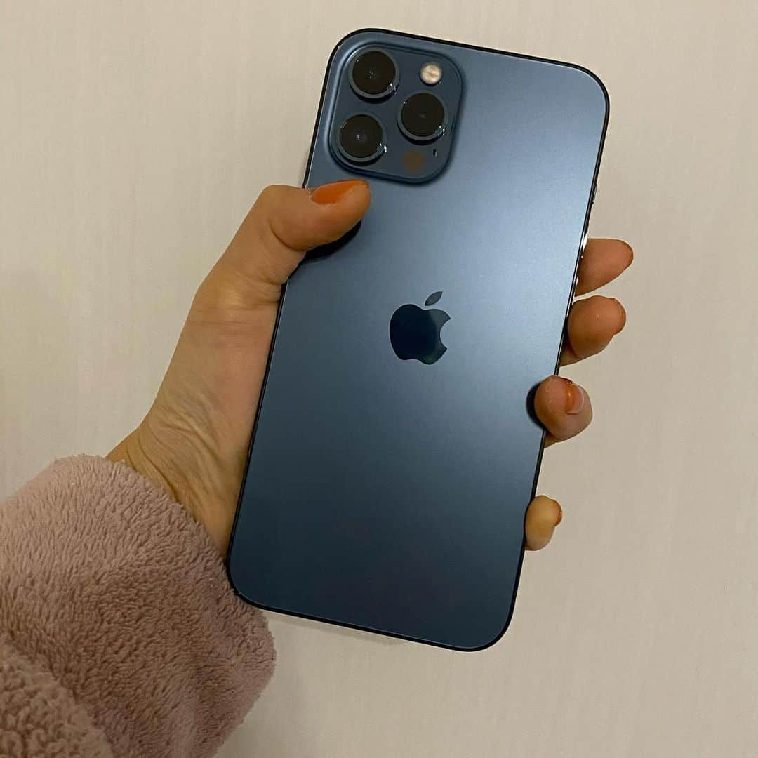 おかめ微々ちゃんのインスタグラム：「. iPhone12pro max パシフィックブルー💙 .」