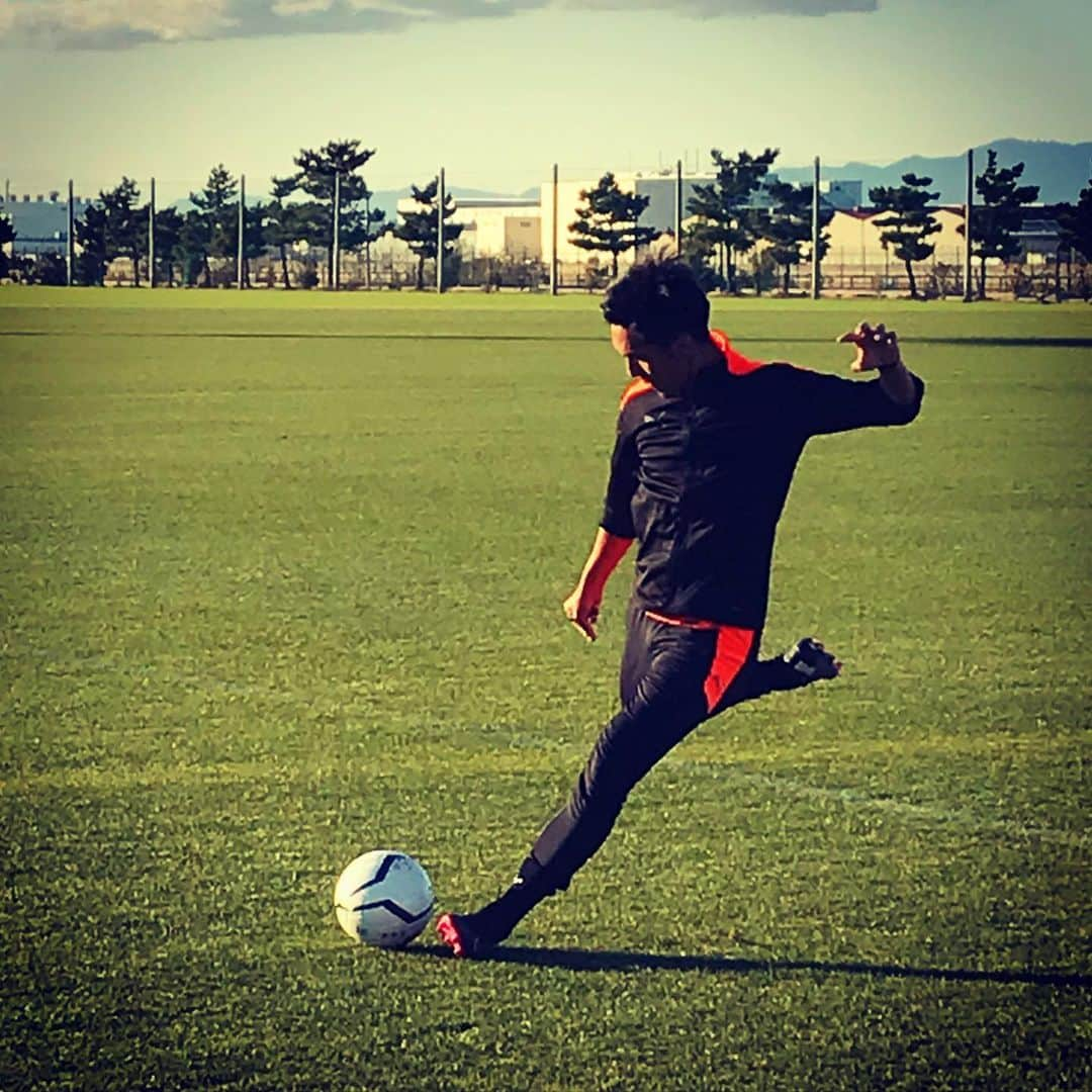 久保裕也さんのインスタグラム写真 - (久保裕也Instagram)「Good to be back on the grass,,, Thank you #Puma for arranging.   #puma」12月9日 19時35分 - kuboyuya31