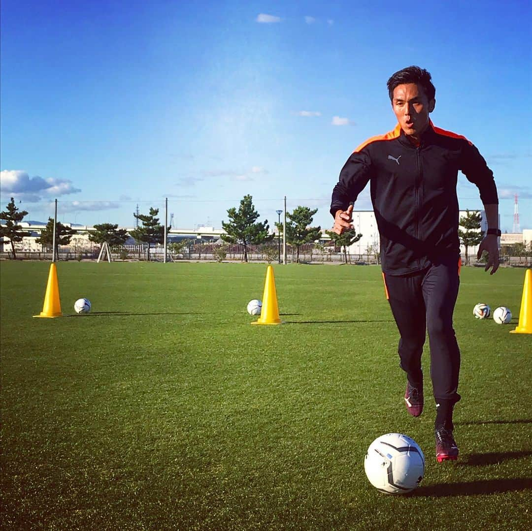 久保裕也のインスタグラム：「Good to be back on the grass,,, Thank you #Puma for arranging.   #puma」