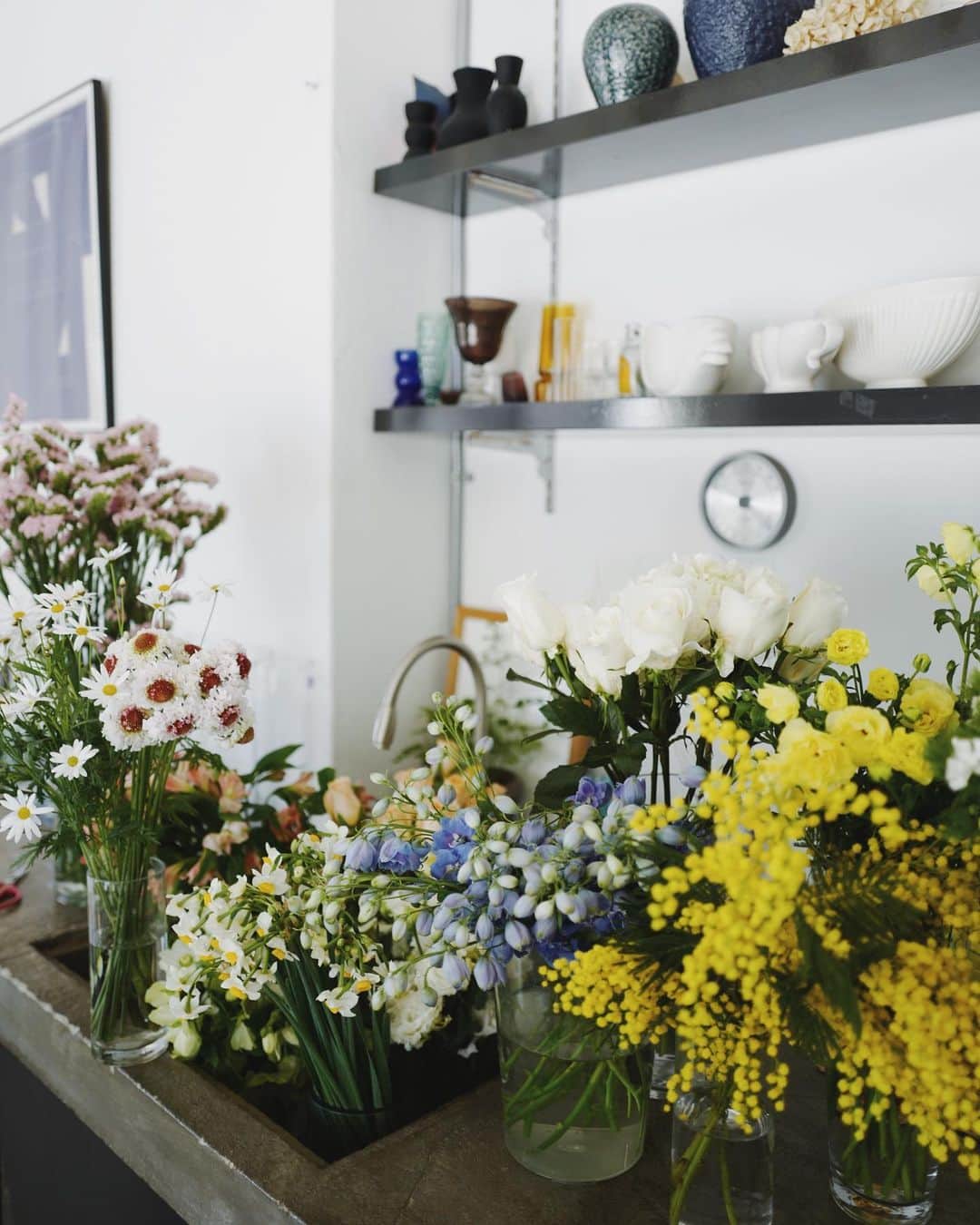 JF flower Shopさんのインスタグラム写真 - (JF flower ShopInstagram)「이번주 장미 수선화 덕분에 향기 너무너무 좋다 🧚  Jf flower shop  . . . .#2020jfflowershop #jfflowershop #flower #florist #floral #flowerlesson #koreanflorist #flowerstagram  #koreanflower  #웨딩부케 #플로리스트 #플로리스트수업 #플라워레슨#핸드타이드  #범계플라워레슨 #안양웨딩 #플라워레슨 #꽃꽂이수업 #안양꽃집 #범계꽃집 #평촌꽃집 #과천꽃집 #인덕원꽃집 #동편마을꽃집 #포일동꽃집 #내손동꽃집  #의왕꽃집 #花#花艺设计」12月9日 19時36分 - jfflowershop