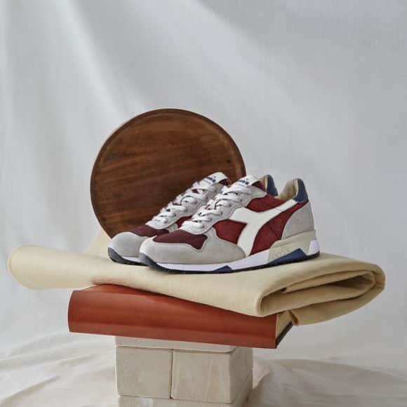 ディアドラのインスタグラム：「. 【diadora PRODUCT INFORMATION】 . "trident90 suede sw" . 1980年代当時、F1のピットクルーシューズとして展開された"trident" ナイロンアッパーを使用し通気性を確保、またピッグスキンヌバックを贅沢に使用しこなれた雰囲気を演出。 アウトソールには当時のモデルに採用されたオイル（ガソリン等）で滑りにくいパターンを採用しています。 やや細身なシルエットも特徴。 . #diadora #diadoraheritage #trident #makeitbright #sneakers #ディアドラ #ディアドラヘリテージ #トリデント #スニーカー」