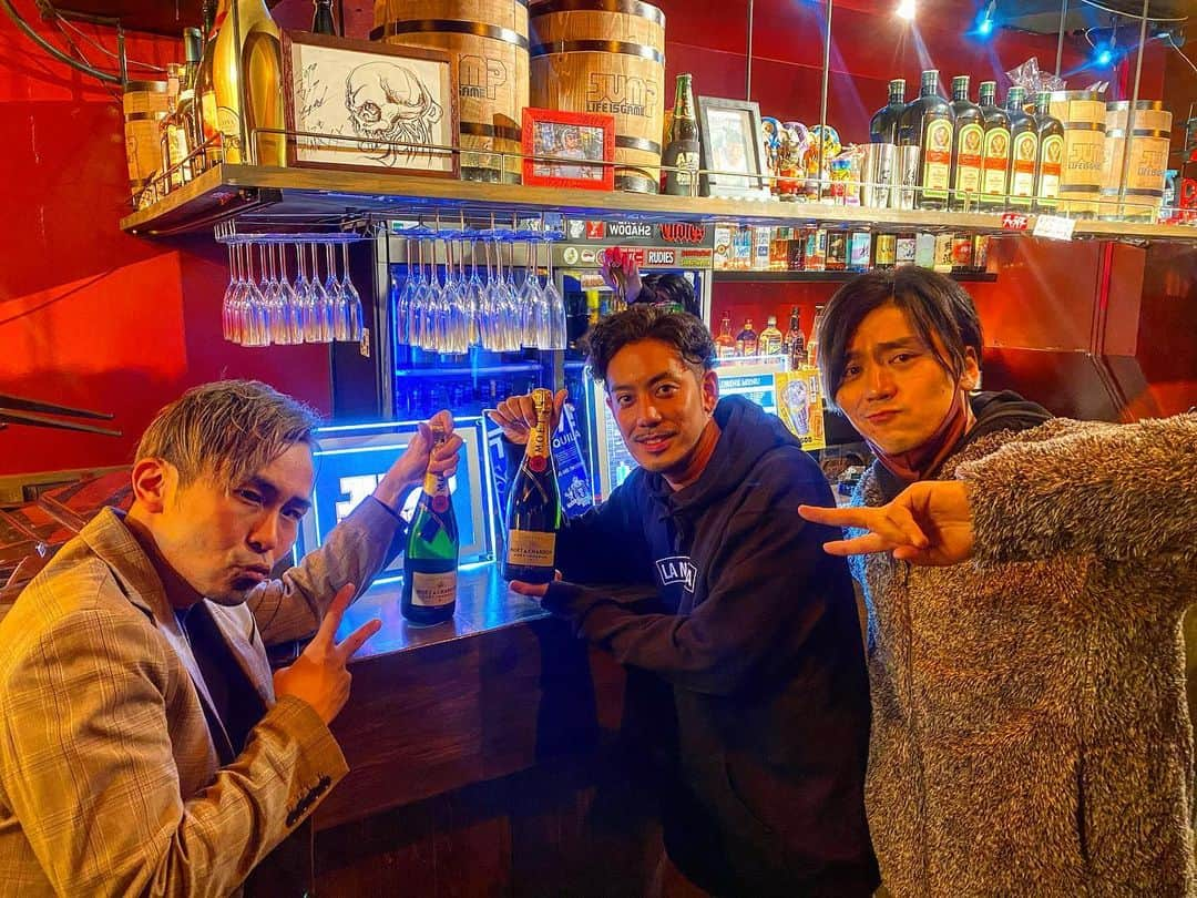 SHiNNOSUKEさんのインスタグラム写真 - (SHiNNOSUKEInstagram)「改めて昨日はTAME-NOMIありがとう！ vol.2もやれるといいな！  差し入れで頂いたシャンパンと一枚！  このLA NETAパーカーは本日20:00まで受注予約してるよー！ ↓予約↓ goner.jp  #rookiezispunkd #stuw #alloff #silhouettefromtheskylit #tamenomi #shibuyajump」12月9日 19時37分 - shinnosuke_rookiez