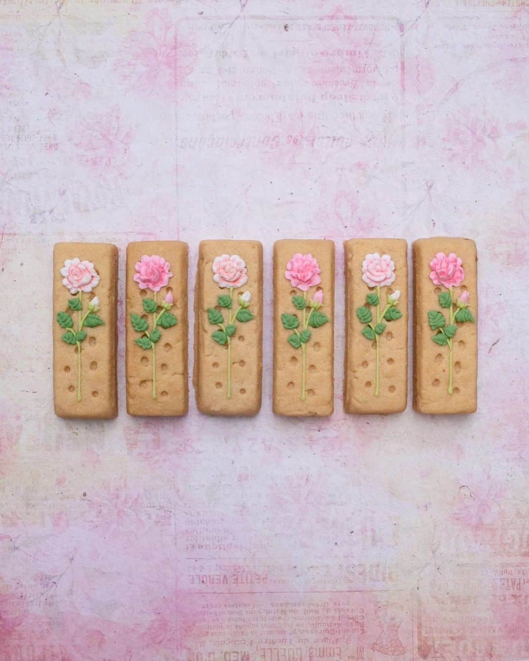 KUNIKAのインスタグラム：「Petit rose sugar decoration on the Walkers shortbread biscuits🥀  #artofkunika」