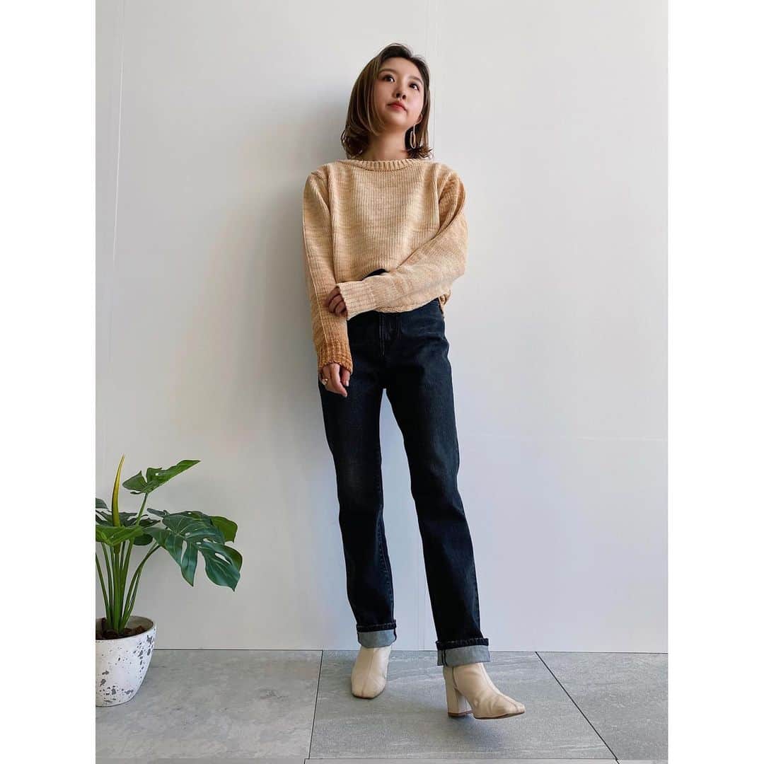 のインスタグラム：「Staff Recommend✨﻿ ﻿ ﻿ #グラデーションモールニット﻿ No.C80-19003 / ¥26,400(taxin)﻿ Col:イエロー/ベージュ/ピンク﻿ ﻿ ✔︎鮮やかなカラーとグラデーションが着るだけで華やかな印象に﻿ ✔︎イタリアのモール糸を使用しているので肌触り抜群﻿ ✔︎シャツや薄手のカットソーをレイヤードできる程良く広めのネックライン﻿ ✔︎ボトムアウトで決まる丈感﻿ ✔︎ご自宅でのケアが可能﻿ ﻿ ﻿ >>詳しくは画像をタップ❗️﻿ 商品タグより、詳細がご覧いただけます。﻿ ﻿ —————————————﻿ ﻿ \ PREMIUM SALE WEEK /﻿ 12/4(金)〜12/10(木)23:59まで、ワールドオンラインストアにて最大¥20,000お値引きのお得なキャンペーンを開催中❗️﻿ 詳しくはワールドオンラインストアをご覧ください✨﻿ ﻿ —————————————﻿ ﻿ #jet #jetlosangeles #jet_losangeles #nowonsale﻿  #ジェット #新作 #紹介 #スタッフ #スタッフスナップ #着用 #スタイリング #コーディネイト  #カジュアル #スタッフおすすめ #おすすめ #ピンク #イエロー #カラー #ベージュ #あったか #肌触り #モール糸 #ニット #着回し #冬 #トップス #グラデーション」