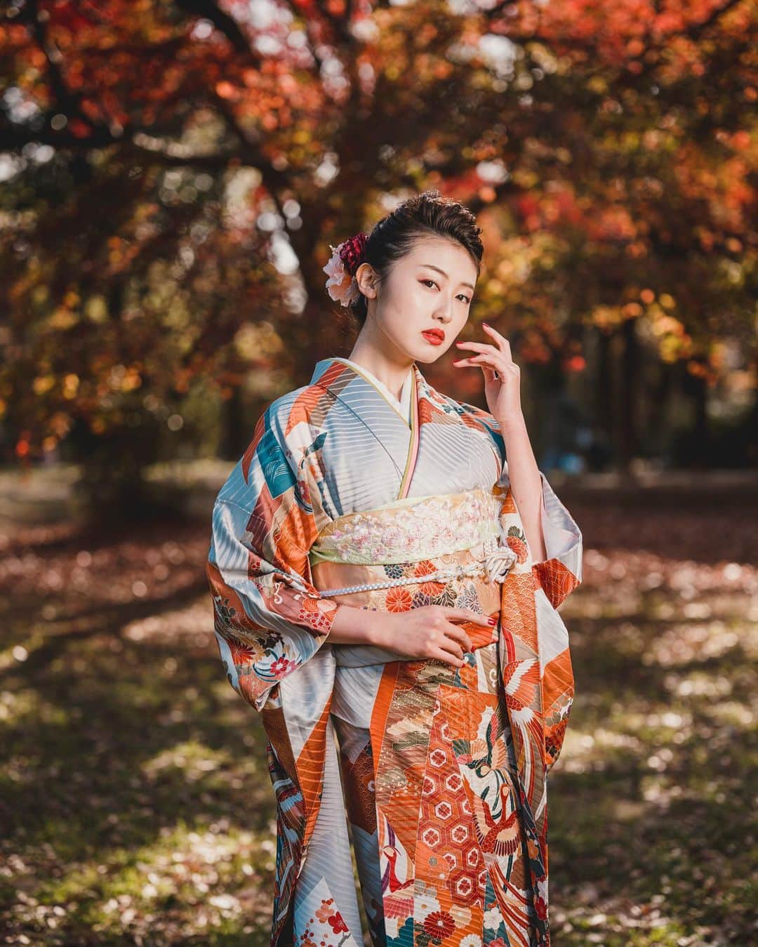 イルコ光の魔術師のインスタグラム：「わぁ〜❗️そろそろいろいろ紅葉での🍁写真アップしようかな❗️これは新しいSigma 65mm F/2で撮ってまーす❗️ストロボ1灯でライティング❗️さっきYouTubeにも動画あげたので、ぜひ見てくれたらめっちゃ嬉しいでーす😊. . モデル: @mizakanako_ . . 新しい @ilkomobile アカウントにiPhoneで撮ってるポートレートもアップしますよ！いい光があればカメラ&レンズはなんでもいいと思います . . #ストロビスト #ポートレート #神戸 #85mm #Sigma #instagramjapan #大石高原 #東京カメラ部 #ig_today #igersjp #tokyocameraclub #instalike #instagramhub #team_jp_ #vscogoodshot #strobist #strobistlighting #portrait_perfection #iphonephotography #イルコ #光の魔術師 #夕日 #instagramhub #カメラ女子 #iphoneography  #lovers_nippon #ファインダー越しの私の世界 #写真好きな人と繋がりたい #portrait」