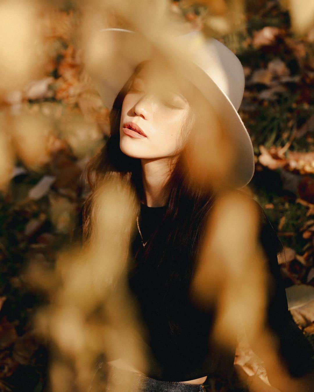 Marika Kajiwaraさんのインスタグラム写真 - (Marika KajiwaraInstagram)「🍁🍁🍁 ＊ すっごく天気が良くて、 撮影してること忘れるくらい お日様の光が気持ち良かった日☀︎ ＊ photo by... @kyohei_w516 ＊ ＊ ＊ #ポートレート #撮影 #portrait #autumn #shooting」12月9日 19時42分 - marika__kw