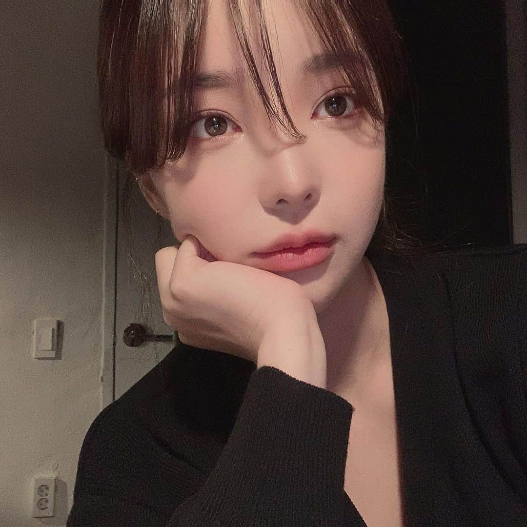 ユン・アラのインスタグラム：「앞머리가 넘어가는 그날까지 To be continued.. ✨」