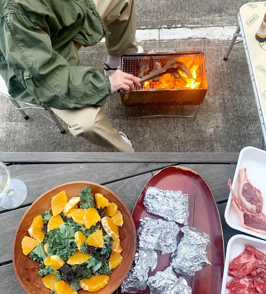 AYUMIさんのインスタグラム写真 - (AYUMIInstagram)「平日ですが お家で簡単BBQ〜♪  旦那さんが早く帰宅できて 親戚が遊びに来ていて 息子の部活がない日で 娘の習い事もない日 ということで 我が家的、BBQ日和🌈  愛媛県の農家さんの野菜、ケールと 恋まどんな、という柑橘でサラダに  北海道十勝のじゃが芋、メークインの ホイル焼きには、北海道限定の よつ葉の発酵バターをつけて  BBQに使っているのは mont-bellの焚き火台  炭焼きにして、火を囲んで みんなで食べるだけで 特別な時間に☺️  @yotsuba_milkproducts_official  @ethnic_green_farm  @nomoto.mikan   #お家BBQ #AYUMIアウトドア #AYUMIごはん #お家時間 #BBQ」12月9日 19時43分 - ayumiayunco