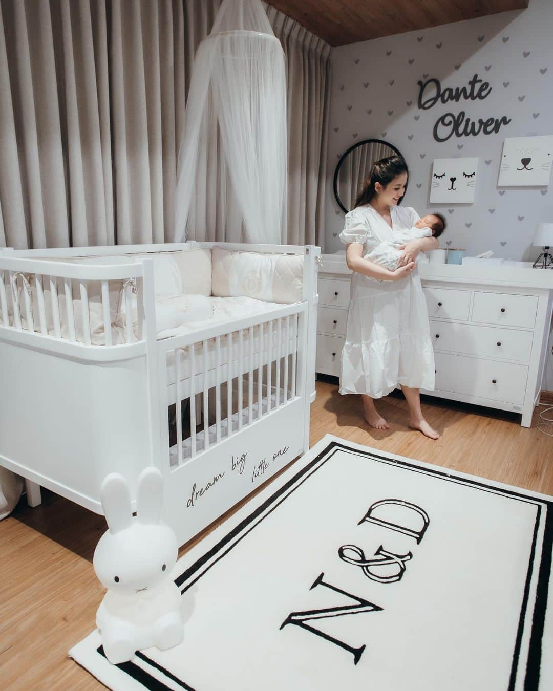 チェルシー・オリビアのインスタグラム：「Kalau udah punya baby lagi tuh ya emang paling gak bisa liat barang yang lucu2..apalagi kalau udah saatnya dekor kamar baby..paling gak tahan ya moms 😝  Tapi biasanya pas udah mulai dekor kamar eh malah bingung mau dekor kayak apa saking banyaknya referensi kamar baby yang lucu2.. Dan akhirnya aku memutuskan untuk menyerahkan kamar baby aku didesain sama @babyrovega   Pengerjaannya cepet dan rapi banget!! Hasilnya juga sesuai sama yang aku mau. Dan yang aku suka mereka juga pay attention untuk kenyamanan dan keamanan baby.. nah kalau kayak gini kan mommy nya happy jugaa ❤  Jadi selain desain dan furniture nya yang cakep2 banget, yang paling penting kamarnya harus nyaman dan safe buat baby yahh moms..」