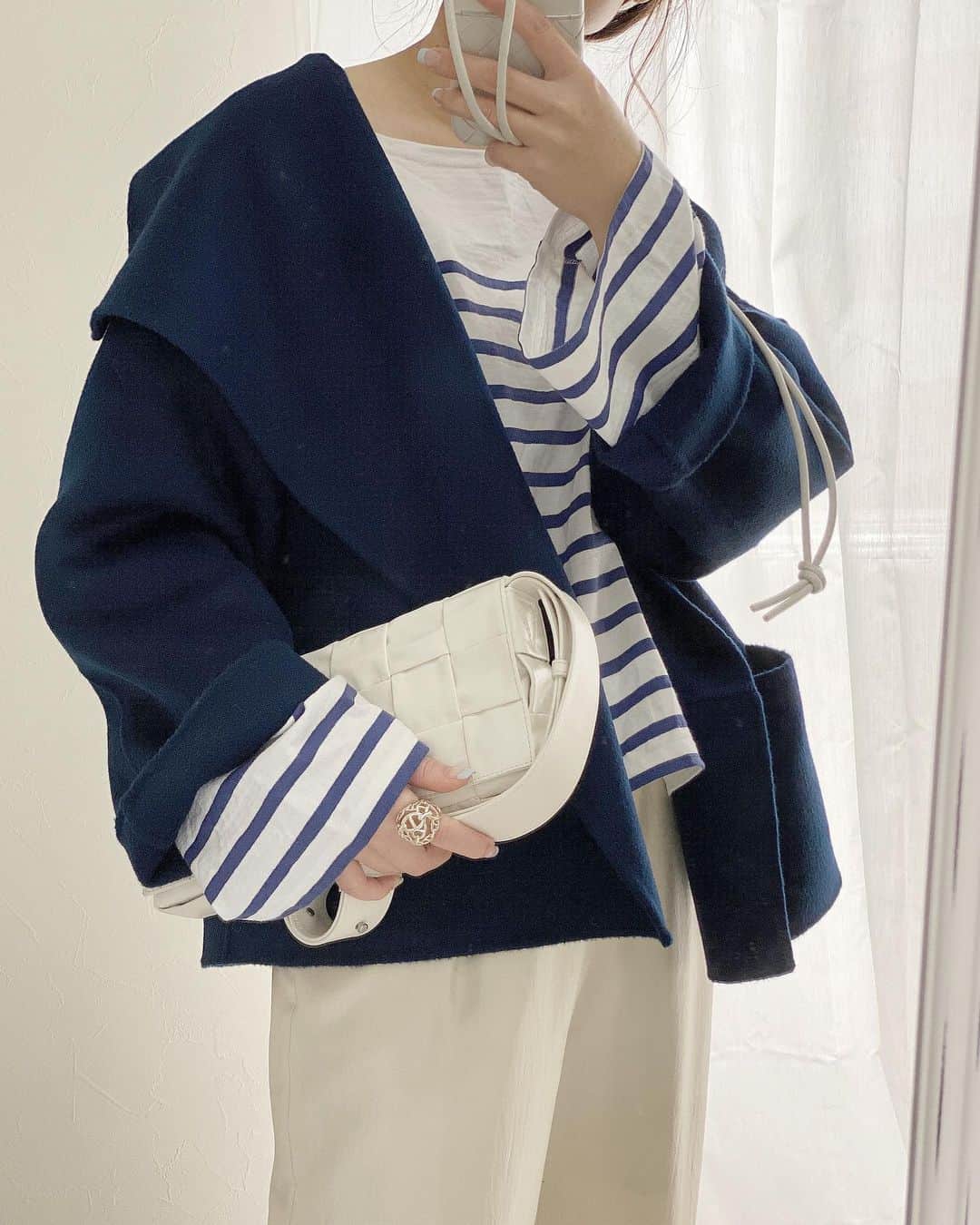 akiii031のインスタグラム：「border×navy💙🤍  @_uio___.ia_ やーやのコーデが可愛いくって真似っこ🙈  大きめの襟に程よいゆるさがたまらない お気に入りコート🤤💕  coat @aulii_amomentofhappiness  border @leminor.fr  bag @newbottega  pants @stunninglure  ring @hermes」