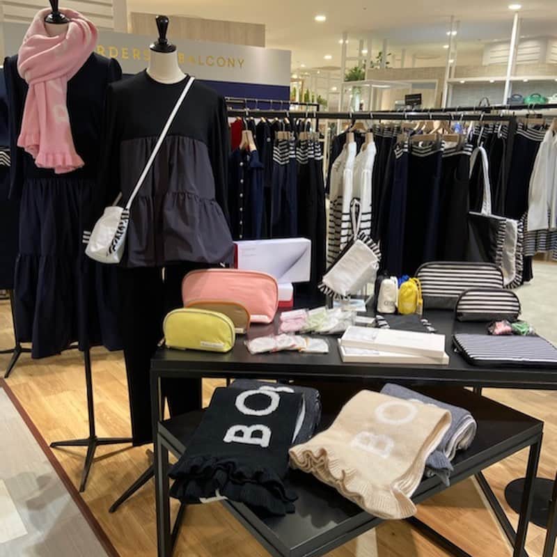 BORDERS at BALCONYのインスタグラム：「BORDERS at BALCONY POP UP STORE 本日からは博多阪急にて開催です✨  限定品や普段ご覧いだけない小物も豊富に揃っております😊！  イベントもそろそろ折り返し地点、、、 これからは博多、名古屋、大阪にボーダーズ が伺います！ この機会に是非ご覧くださいませ✨  ※お電話注文について等は、各開催店舗までお問い合わせください🙇‍♀️ 詳細はプロフィール欄からニュースページをご覧ください！  #bordersatbalcony #ボーダーズ #博多阪急 #popupshop #popupstore #限定」