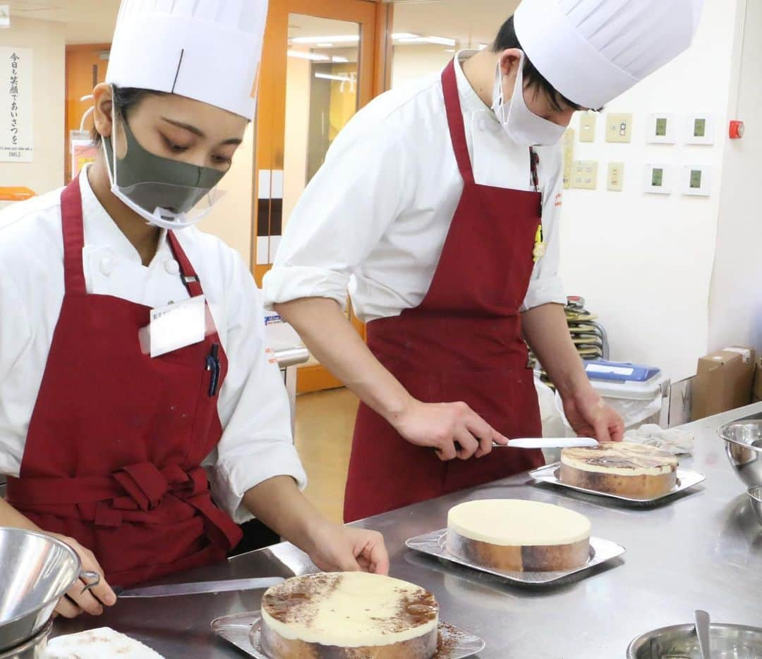 神戸製菓専門学校（公式）さんのインスタグラム写真 - (神戸製菓専門学校（公式）Instagram)「🌈製菓本科2年生🌈 #高度洋菓子実習 で1人2台のケーキを仕上げて持って帰りました✨  ◆Tarte au marron cassise 　#栗とカシスのタルト ◆Mousse aux poire   #洋梨のムース  神戸製菓は #担任制 を採用しており、入学から卒業まで実習も就職もしっかりサポート💡  専任の先生による授業はもちろん、 #製菓本科 の高度洋菓子実習では、現場の最前線で活躍されている外部講師の先生による授業も行っています😊  今回はジベール先生の授業✨ 美しいデコレーションテクニックの他にも、就職後のパティシエとしての心構えやなどをいろんなことを教えていただきました😃  #神戸製菓　#神戸製菓専門学校　#パティシエ　#専門学校　#洋菓子　#和菓子　#パン　#パン職人　#ケーキ　#パティシエカメラ部 #お菓子作り好きな人と繋がりたい #お菓子作り　#instagood #instalike #instasweet #cake #バレンタイン #クリスマス　#神戸　#神戸カフェ　#神戸スイーツ　#三ノ宮　#製菓専門学校　#pattistagram2020」12月9日 19時45分 - kobeseika_info