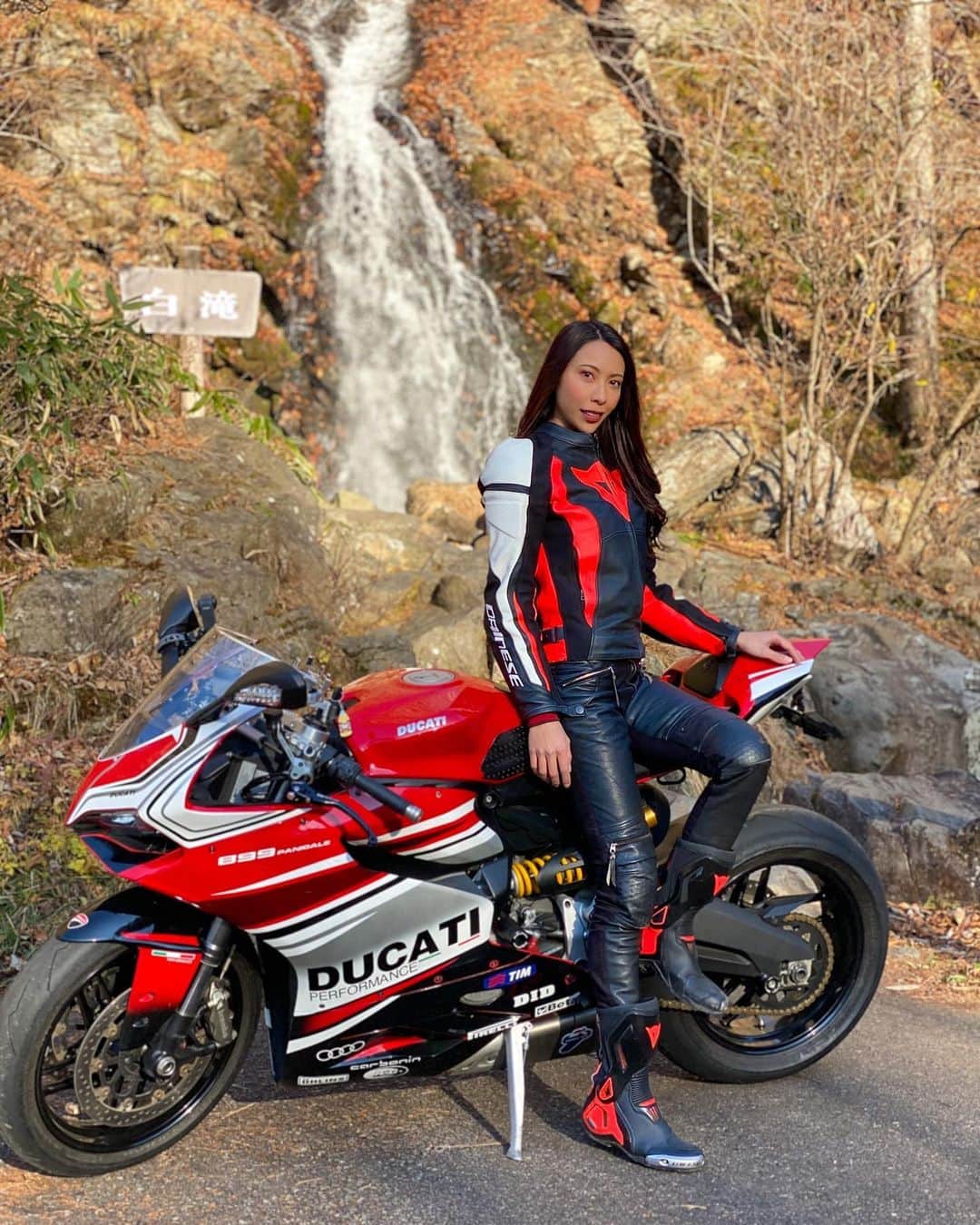 CAMIRAさんのインスタグラム写真 - (CAMIRAInstagram)「先日の白滝行った時☺️ 滝に打たれてみたい笑  #バイク女子#バイク写真部#バイクのある風景#ダイネーゼ#bikegirl#motorcycle#bikelife#bike#ducati#panigale#superbikes」12月9日 19時46分 - camila.528