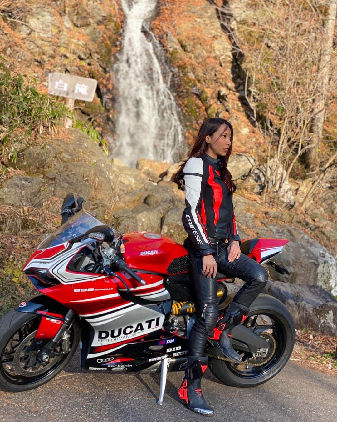CAMIRAさんのインスタグラム写真 - (CAMIRAInstagram)「先日の白滝行った時☺️ 滝に打たれてみたい笑  #バイク女子#バイク写真部#バイクのある風景#ダイネーゼ#bikegirl#motorcycle#bikelife#bike#ducati#panigale#superbikes」12月9日 19時46分 - camila.528