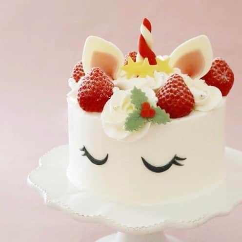 BASE（ベイス）のインスタグラム：「クリスマス ユニコーンケーキ (プレーン) ／ CUICUI Ashiya（@cuicui_ashiya）  🦄 🍓 🎄 🍓🎄 🦄  今年のクリスマスは 見た目もメルヘンで可愛い 「ユニコーンケーキ」はいかが？  🦄 🍓 🎄 🍓 🎄 🦄  ＜CUICUI Ashiya＞は兵庫県・芦屋市にある スイーツとスフレパンケーキのカフェ。  お店でも人気のホールケーキが 苺が乗っかった、キュートな冬仕様になりました⛄️  中にはフルーツのスライスがサンドしてあり 子どもも大人もだいすきなお味です！  #baseec #baseecで販売中 #クリスマス #おうちクリスマス #クリスマス2020 #クリスマスケーキ #お取り寄せ #お取り寄せスイーツ #クリスマススイーツ #お取り寄せグルメ #オーダーケーキ #おうちカフェ」