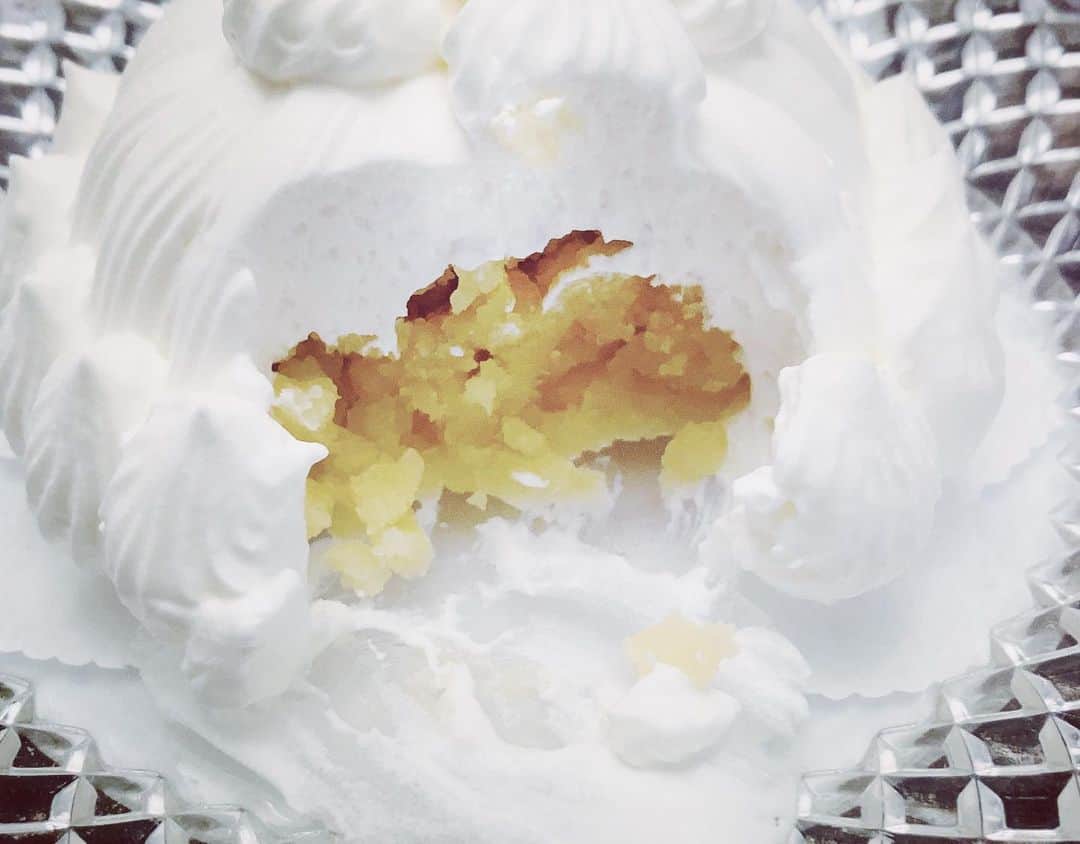 松田珠希さんのインスタグラム写真 - (松田珠希Instagram)「今日も日本橋三越へ。 本館７階、特別食堂の名物『マロンシャンテリー』をいただきました。 クリームの中は栗がぎっしり✨シンプルで上品な甘みです。美しい。  #日本橋三越　#特別食堂　#スウィーツ　#今月甘いもの禁止なの忘れてた　#sweets #dessert」12月9日 19時56分 - tamakimatsuda11