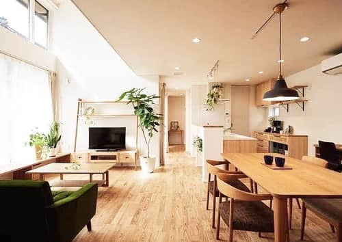 feve casaのインスタグラム：「「緑と家族のつながりを愉しむ家」  ウッドデッキを中心にLDK・水廻り・和室が広がり、家族の生活がゆるやかにつながる間取りの住宅。 リビングは、南面の大きな窓から緑と日差しをたっぷり取り入れられる開放的な空間で、多目的に使える長いベンチや植物を飾るオープン棚など、生活を楽しむアイテムがたくさん。 設計：鈴木 巌/アーキレーベル鈴木組  #住宅デザイン #家づくり #吹き抜けリビング #工務店選び #工務店 #フェブカーサ」