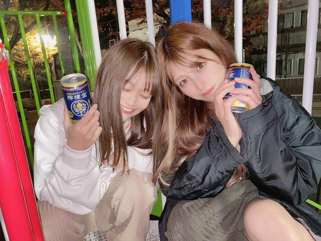 神崎紗衣さんのインスタグラム写真 - (神崎紗衣Instagram)「誰もいない夜の公園が大好きです こわい話して震えながら帰った🥲  #卍#仲子#我等友情永久不滅#ズッ友」12月9日 19時49分 - kanzaki_sae