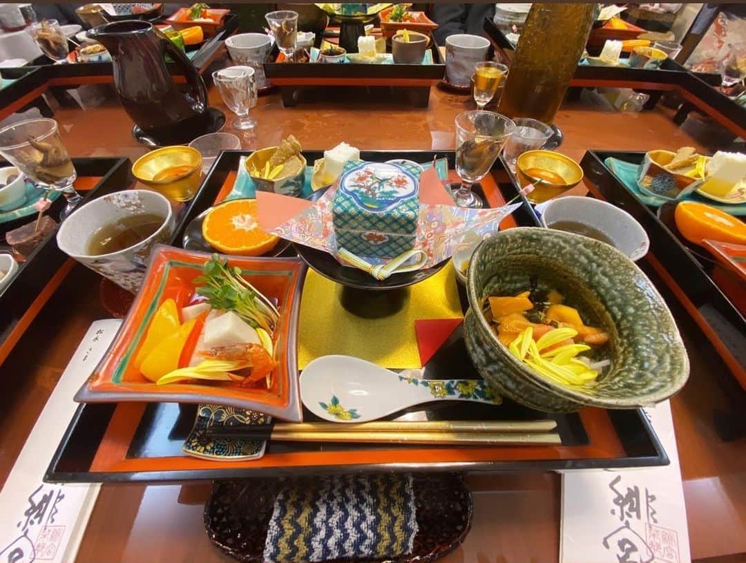 工藤沙織さんのインスタグラム写真 - (工藤沙織Instagram)「武士の食卓 〜金沢の治部煮をいただく🙏〜  日本古来の食養学、本草学、薬食学を研究し「世界に誇れる日本の健康食」をまとめたのが「武士の食卓」  今回は金沢の郷土料理「治部煮（じぶに）」をいただく会でした。とろみある汁にたっぷりの山葵をといていただくのですが、お肉のうまみもぎゅっと詰まっていて最高に幸せでした。  また今回教えていただいたこと、皆さんにもシェアしますね＾＾  皆さんが毎日いただく食事。  ご飯とお味噌汁があったときに、なぜ左側にご飯を置くのだと思いますか？  それは日本古来からある「左上位」の考え方にあります。  茶室に入る時も、「左足」から 左大臣・右大臣も「左大臣」の方が偉い役職とされていました。  日本は石高といってお米の生産量で国の大きさを測ったり、米で納税をしていたように「米は宝」でした。  その宝をいただくときは「左上位」に従い、食事のときはご飯は左側に置くようになったとのことです。  炭水化物を抜いたりしてご飯を食べなくなってきている人も多くなっていますが、（筋肉のためにも適度な炭水化物は絶対必要なんだけどね）こうして日本文化を学ぶこともとても大切だと思い、シェアさせていただきました。  国際人として生きていきたいな、と思ったときに自国の文化について学ぶことは日本で生まれ育った身としては必要だと思っています。  最近ありがたいことにこうして美しい日本文化に触れる機会が多いので、そこで得た学びをこちらのインスタグラムでもシェアしていこうと思います。  #japanesefood #和食 #武士の食卓 #japanese #japan #japanesemodel #bushido #日本 #🇯🇵 #治部煮 #金沢 #日本文化 #japanesetradition #器 #うつわ好き」12月9日 19時52分 - sally.kudo