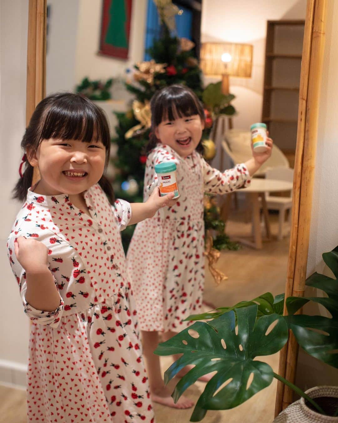 MOMOツインズのインスタグラム：「It’s been quite a year but we are thankful to be able to spend so much family time together and the kids are happy and healthy. On top of a balanced diet and exercise, they take @swissesg Kids Multi and Immune Health to support their immune functions.  This festive season, Swisse is partnering with local charity, Food from the Heart @foodfromtheheartsg, as they will donate a bottle in-kind for every bottle sold at Guardian or Watsons physical/online stores from now to 30 December. Give the Joy of Health to your loved ones and someone in need today ❤  #SwisseSG #GiveTheJoyofHealth #SP  MAHS2000450 MAHP2000483」
