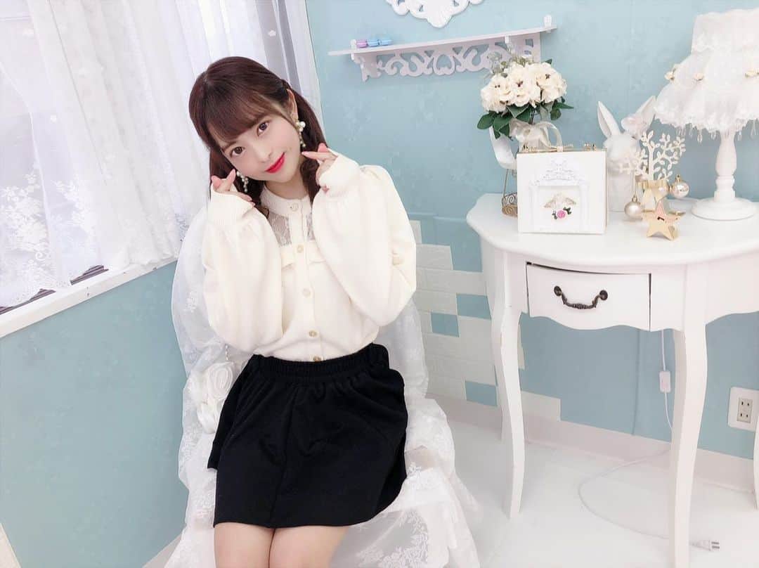 のインスタグラム：「ハートともこ  #flowerbear #ハーフツイン　#スタジオ　#cute #white #black #japanesegirl #japanesemodel #instagram」