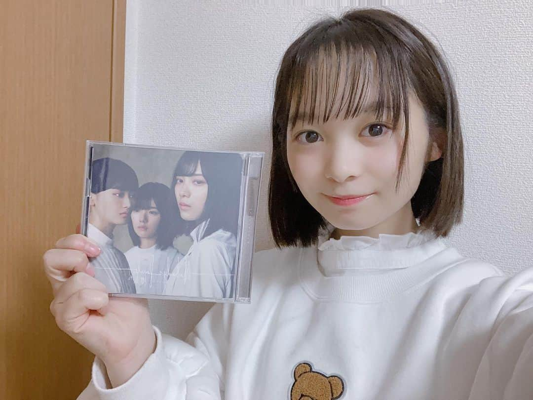 延命杏咲実さんのインスタグラム写真 - (延命杏咲実Instagram)「. 櫻坂46さんの1st single「Nobody's fault」です！💘 . 本当に、デビューおめでとうございます〜！！🎉 . 昨日の『櫻坂46 デビューカウントダウンライブ！』も映画館で観てきたのですが、7曲全てに魅了されちゃいました、、！🥰 . 欅坂46さんを好きになって早4年、、！🌳 どんな時も私を救ってくださった方々がいきなり生まれ変わるってどういう感じなのかなあと初めはドキドキだったのですが、、 . 大好きな方々はそのままかっこいいままでした、、！🤍 . そのかっこよさも、可憐さや可愛らしさを今まで以上に身にまとって、もっと素敵になってらして！💓 . 私ももっと頑張るぞ！と、元気を頂きました！🔥 . お母さんもノバフォ大好きなの〜！私はカップリングの「なぜ　恋をしてこなかったんだろう？」が好きです！😻 . . #櫻坂46 さん #nobodysfault #デビュー #おめでとうございます 💘 #延命杏咲実 #延命ちゃん」12月9日 20時05分 - enmei_1115