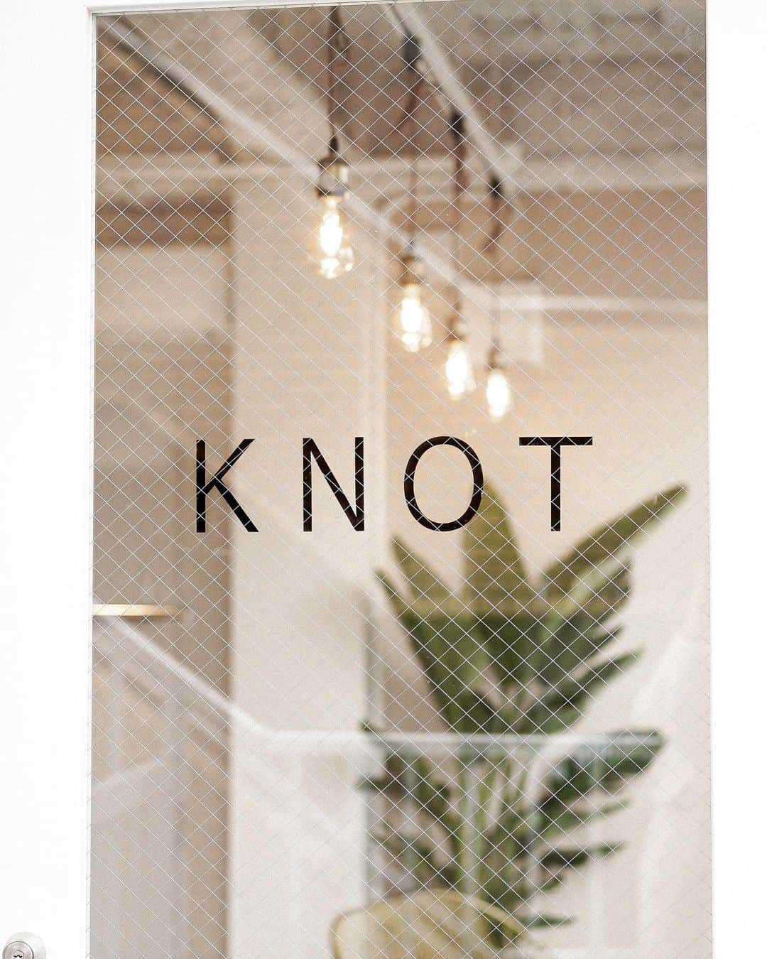 Manamiのインスタグラム：「明日12/10！ パーソナルジムをOPENします🏋🏼‍♀️✨ personal gym KNOT(ノット) @knot_gym  池尻大橋駅東口から徒歩2分🚶🏼‍♀️🚶🏻‍♂️  トレーナーは真面目な義理弟の @knot_shohei と Best Body Japanグランプリを取っているShogo💪🏾 2人に任せれば間違いない💪🏾😎✨  私自身、元々パーソナルトレーニングに通っていて、 パーソナルトレーニングの重要性をかなり感じていました！ 知識がないままトレーニングしていても 目的の筋肉が鍛えられなかったり 逆に太くなってしまったりで逆効果。 パーソナルは無駄がなく短時間で確実に結果が出る。 私は1ヶ月、週1回のトレーニングでかなり変わったの‼️✨ Before→Afterは次のpostで載せます🤭  体験トレーニングが、予約時の備考欄に "manashikaのinstagramを見た" で¥3,000になるので、 お気軽に是非鍛えに来て下さいね💪🏽😉✨ HPから予約できます🤍  度々ストーリーしていたNew projectはこちらでした☺️ 内装から全てこだわりました🥺✨✨✨ やっと発表出来た〜☺️✨ personal gym KNOT(ノット) 〒153-0043  東京都目黒区東山３丁目１−３ フィル・パーク池尻大橋Ⅱ 4階」