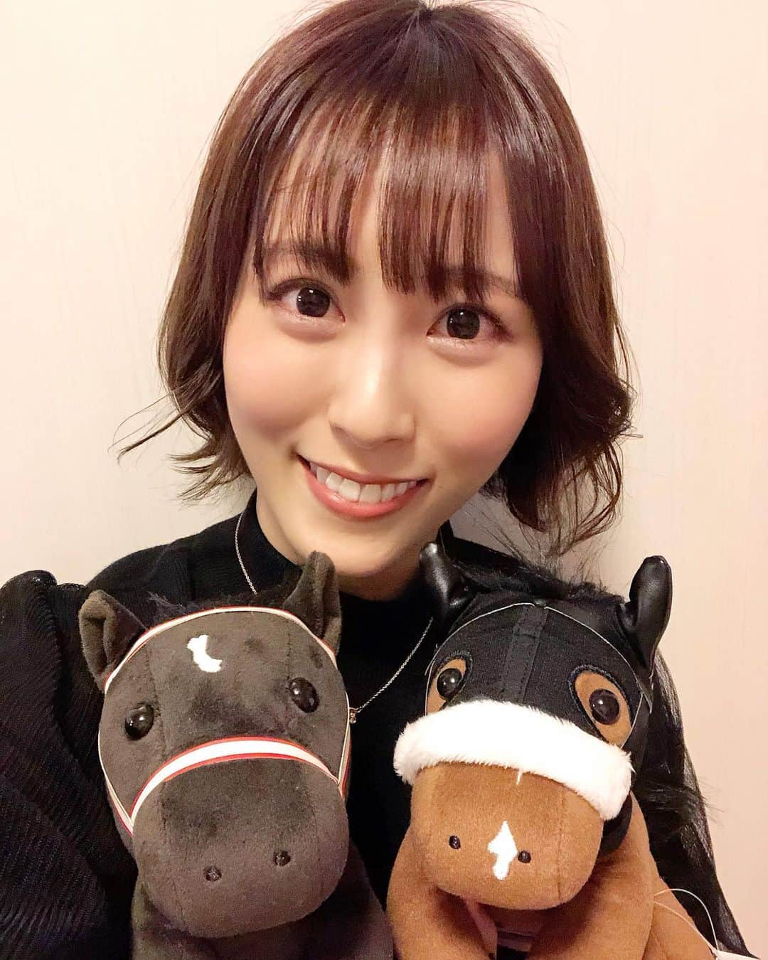 森田真理華さんのインスタグラム写真 - (森田真理華Instagram)「我が家のアイドルホース🐴 . 連れて帰って　と、 目があっちゃうんですよね🤷‍♀️💕. . #アイドルホース#馬 #アーモンドアイ #コントレイル #競馬#JRA#ぬいぐるみ #🐴  #急に近くてすいません」12月9日 19時58分 - marika__morita