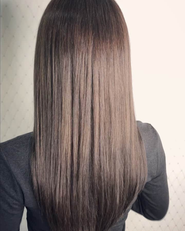 大迫麗香のインスタグラム：「月1のヘヤーメンテナンス♡﻿ 髪質改善トリートメントとカラーをしてきました♡﻿ ﻿ イルミナカラーでパープル系のアッシュに♡﻿ 目の前でカラー剤を混ぜてくれます♡﻿ 混ぜ物なしらしいです♡﻿ ﻿ 普段は　#ケアプロ　でケアしてるので﻿ ブリーチした髪もかなり復活してきた♡﻿ ﻿ ﻿ #美容室﻿ #カラー﻿ #美容﻿ #エステ﻿ #美肌﻿ #白肌﻿ #ニキビ﻿ #シミ﻿ #アンチエイジング﻿ #再生医療﻿ #イルミナカラー﻿ #アッシュ﻿ #外国人風カラー﻿ #ナチュラルビューティー﻿ #ビューティー」