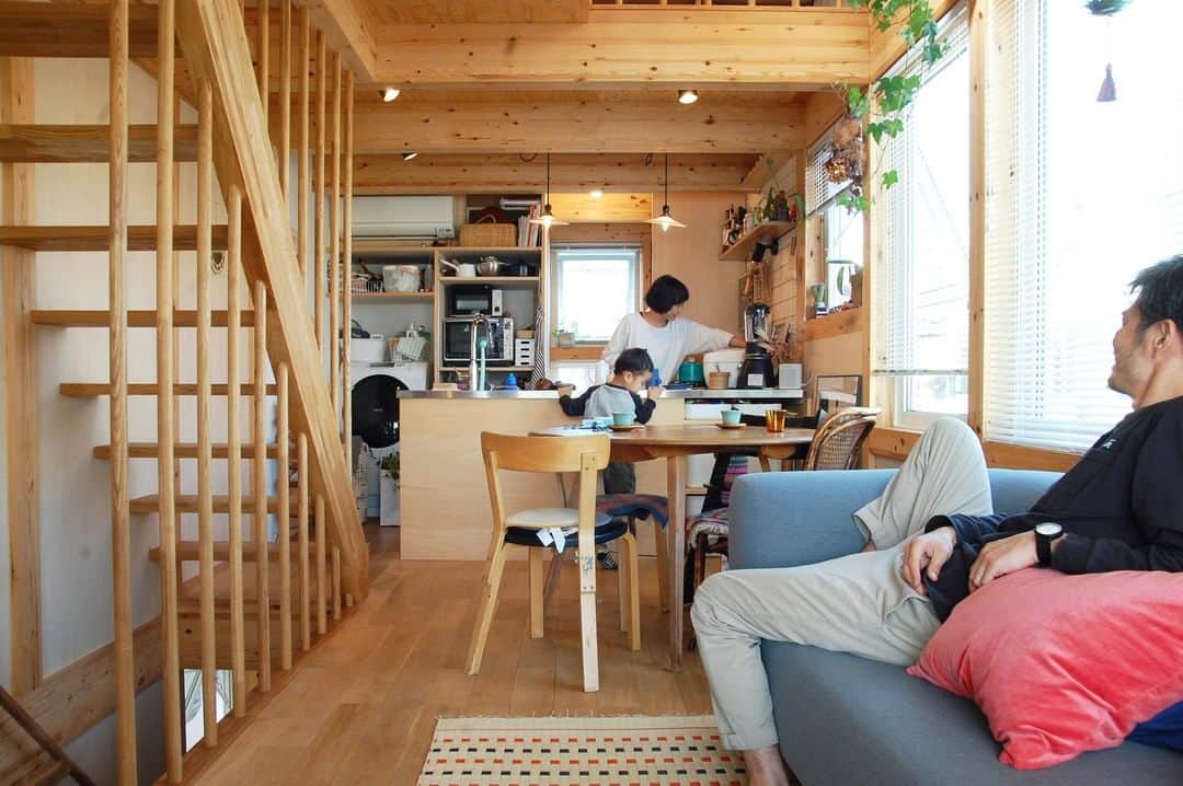 田中工務店／大阪／木の家さんのインスタグラム写真 - (田中工務店／大阪／木の家Instagram)「. 子どもと過ごせる時間は本当に本当に短い。 そのことを、これから家を建てる人、これから親になっていく人に伝えていきたい。 . . すべての人に、豊かな人生を。 @tanaka.komuten は大切な人との豊かな時間という価値を、設計士とつくる木の家づくりを通して、お客様に届けることを目的としている大阪北摂・吹田市にある工務店です。 この価値観と合う方はぜひフォローください🤲🏻✨ . #木の家 #暮らしを楽しむ #子どものいる暮らし #子どものいる生活 #子どもと暮らす #北摂ママ #注文住宅大阪 #注文住宅 #北摂 #吹田市 #豊中市 #箕面市 #池田市」12月9日 20時00分 - tanaka.komuten