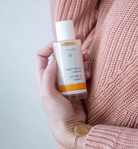 Dr. Hauschka Japan ドクターハウシュカさんのインスタグラム写真 - (Dr. Hauschka Japan ドクターハウシュカInstagram)「【目元の乾燥はクレンジングから】⁠ 目元の小じわや乾燥が気になってきたら、⁠ 今一度クレンジングを見直してみませんか。⁠ .⁠ .⁠ 目元は汗腺がすくなく、敏感で人一倍⁠ 乾燥を感じやすい箇所ながら、⁠ アイメイクを強い刺激でこすってオフしたり、⁠ 界面活性剤のクレンジング使用などで、⁠ 目元に負担をかけていることも多いです。⁠ .⁠ .⁠ 界面活性剤フリー＆天然由来１００％の⁠ アイメイクリムーバーは目元をスキンケア成分で⁠ ケアしながら、ウォータープルーフもすっきり⁠ オフしてきます。アイクリームの成分がたっぷり入って、⁠ クレンジング後も目元がしっとり、柔らかく保たれます。⁠ .⁠ .⁠ ポイントメイクリムーバーとして、目元だけでなく⁠ リップメイクなどにもお使いいただけます。⁠ 年末も印象的な目元で。⁠ .⁠ .⁠ #drhauschka #Drハウシュカ#ドクターハウシュカ#ナチュラルコスメ#オーガニックコスメ#スキンケア#オーガニックスキンケア#ナチュラルメイクアップ#植物エキス#敏感肌#オーガニックメイク#メイクアップ#ゆらぎ肌#ポイントメイク#アイメイク#メイクアップリムーバー#目元ケア#クレンジング #natrue #認証オーガニック #美容液成分配合#サステナブル #サステナブルビューティ#エイジングケア#ポイントリムーバー#クレンジング#アイケア#小じわ#界面活性剤フリー#保湿ケア」12月9日 20時02分 - drhauschkajapan