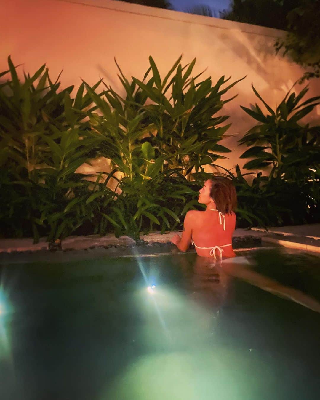 Nazukiさんのインスタグラム写真 - (NazukiInstagram)「❤️ 𝓦𝓲𝓷𝓽𝓮𝓻 𝓹𝓸𝓸𝓵 ❤️  2020.11.30  同じ日本で11月にプール入れるなんて ほんと初めてかも✨✨  お部屋にあるプールだし🌟 ライティングも 最高🌟  今年は海外も行けないから、この時期に沖縄行けて たくさん知れて楽しかった❣️  日本も色々いいとこたくさんある👍  #pool #nightpool #villa #okinawa #trip #vacation #fullmoon #moon #ナイトプール　 #満月　#沖縄　#ジウザテラスビーチクラブヴィラズ」12月9日 20時01分 - nazuki_08