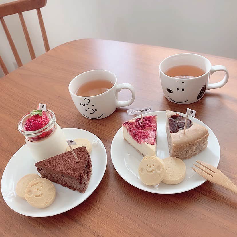 みさねのインスタグラム：「今日で24歳になりました！ということでコメントでなんでも答えます📝笑 ㅤ 誕生日祝ってくれた方々ありがとうございました🥺また改めて投稿する〜！ ㅤ @anzu_to_momo のケーキ食べた🍰💕 ㅤ #おうちカフェ #ケーキ #カフェ #カフェ巡り #おしゃれカフェ #インテリア #スヌーピー」